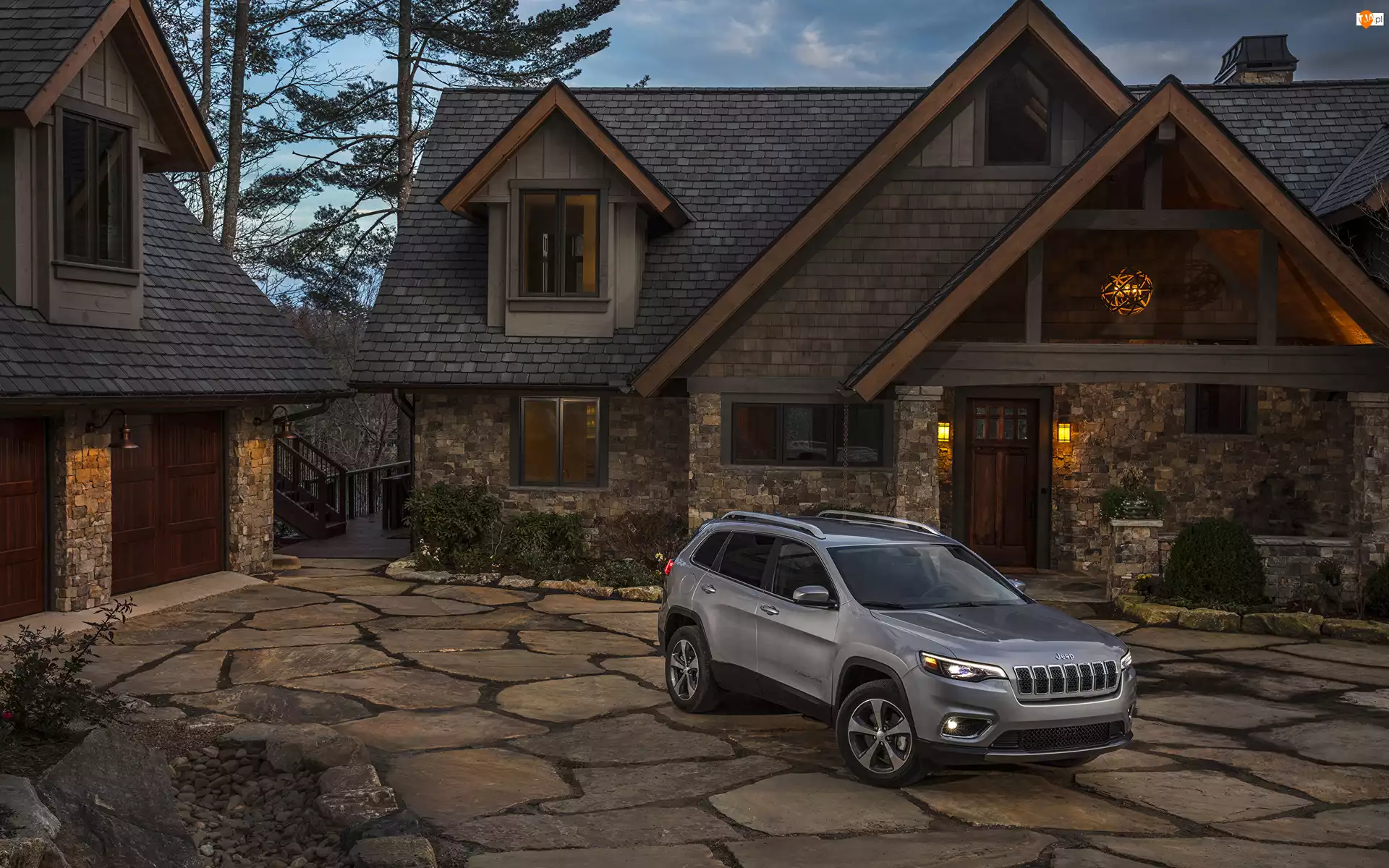 Jeep Cherokee z 2019 roku zaparkowany przed domem