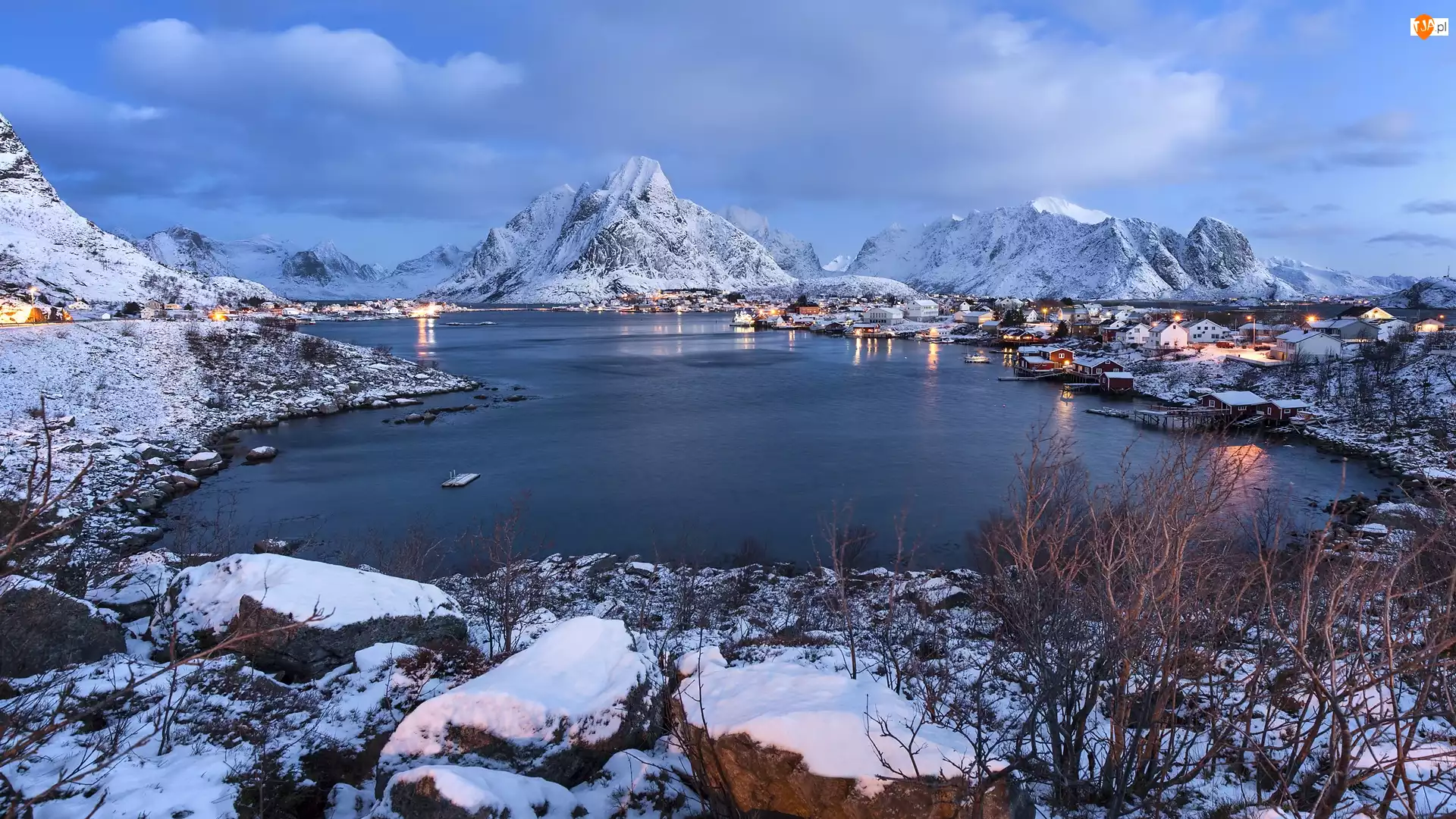 Skały, Norwegia, Wieś Reine, Domy, Lofoty, Morze Norweskie Zima, Góry, Wyspa Moskenesoya