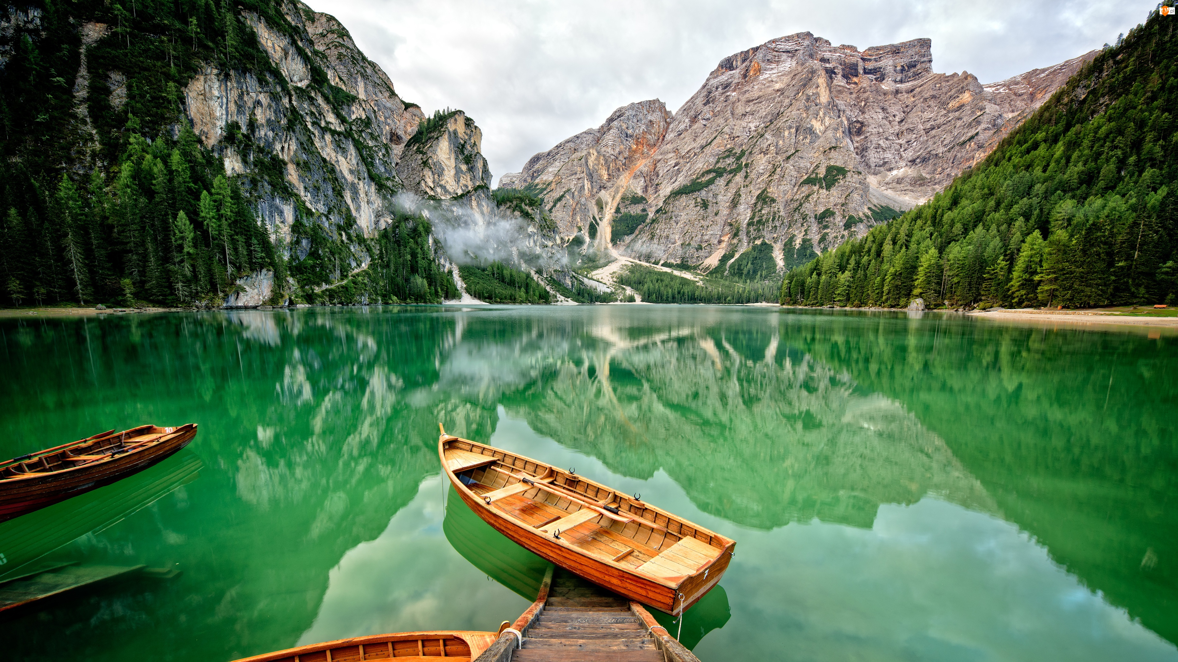 Jezioro Pragser Wildsee, Tyrol, Łódki, Włochy, Pomost, Dolomity, Góry