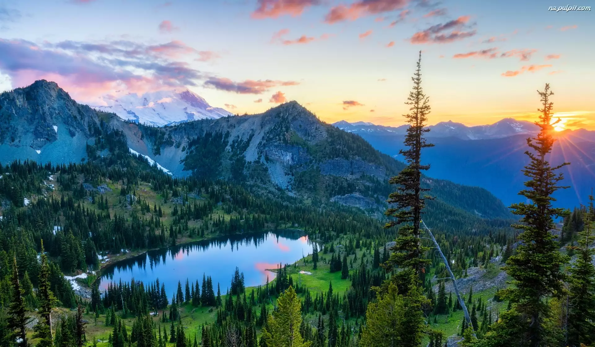 Park Narodowy Mount Rainier, Góry, Promienie słońca, Stan Waszyngton, Jezioro Crystal Lake, Chmury, Stany Zjednoczone, Drzewa