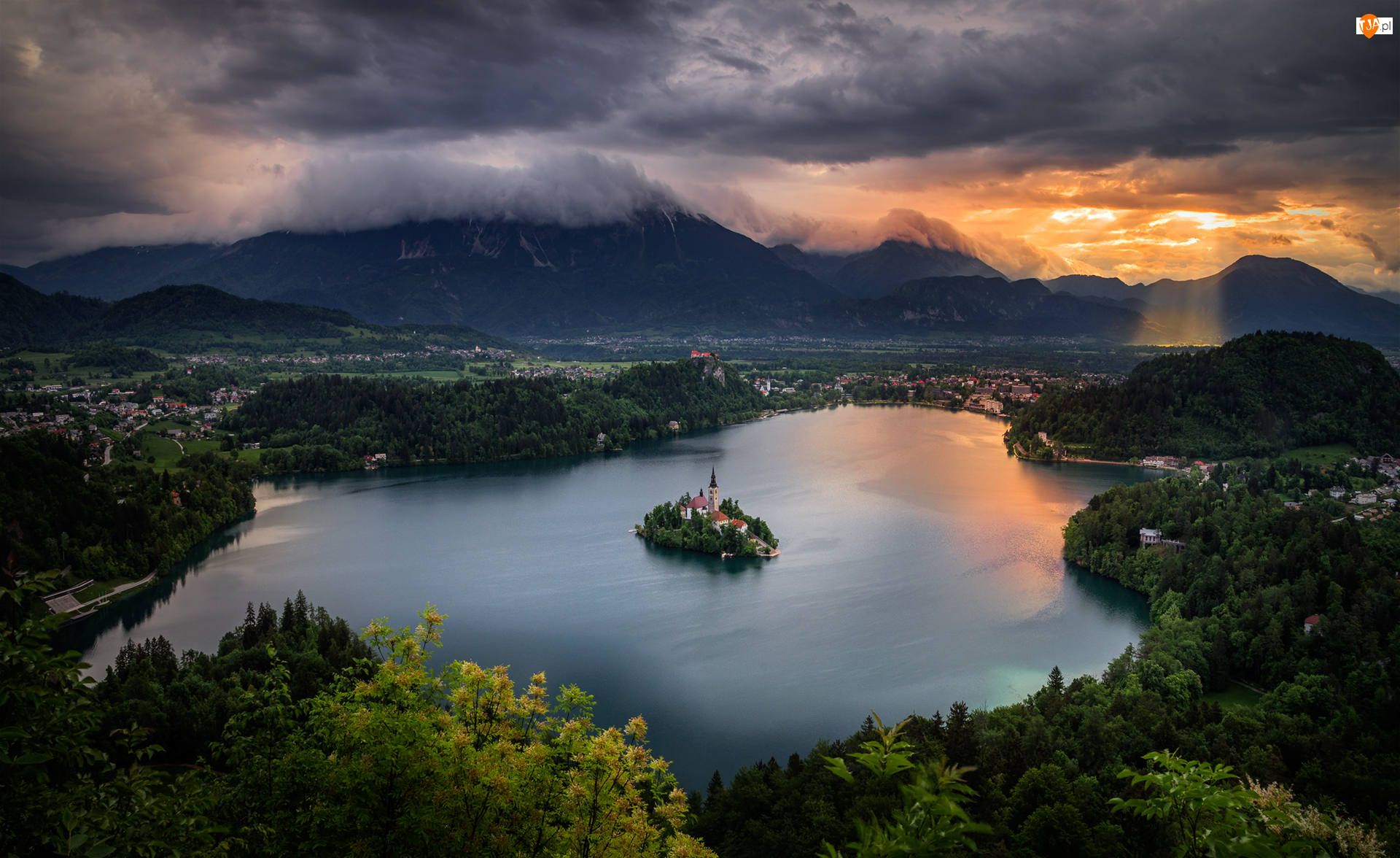 Wyspa Blejski Otok, Góry Alpy Julijskie, Chmury, Słowenia, Przebijające światło, Poranek, Jezioro Bled