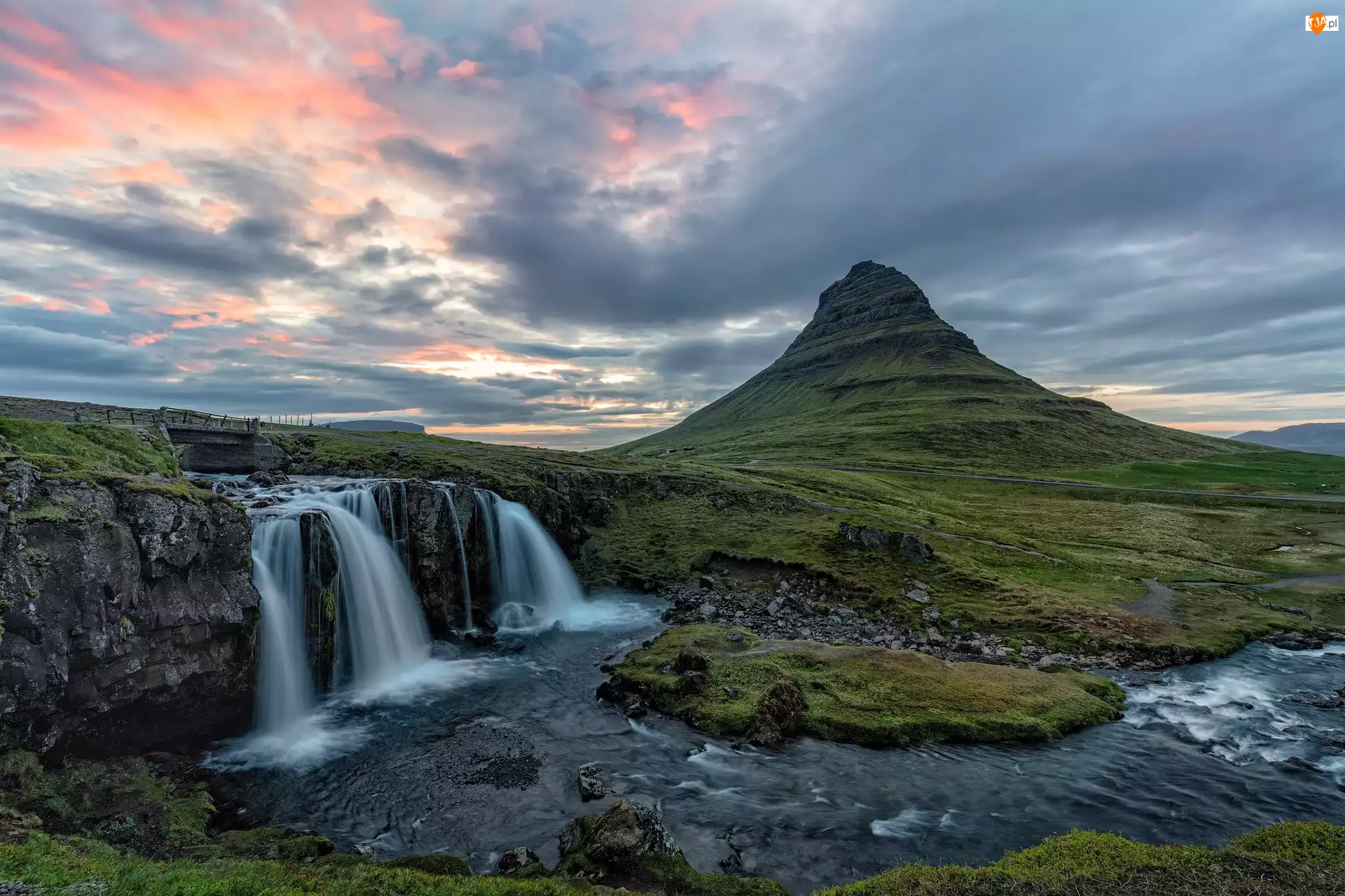 Wodospad Kirkjufellsfoss, Góra Kirkjufell, Chmury, Islandia, Rzeka, Półwysep Snaefellsnes