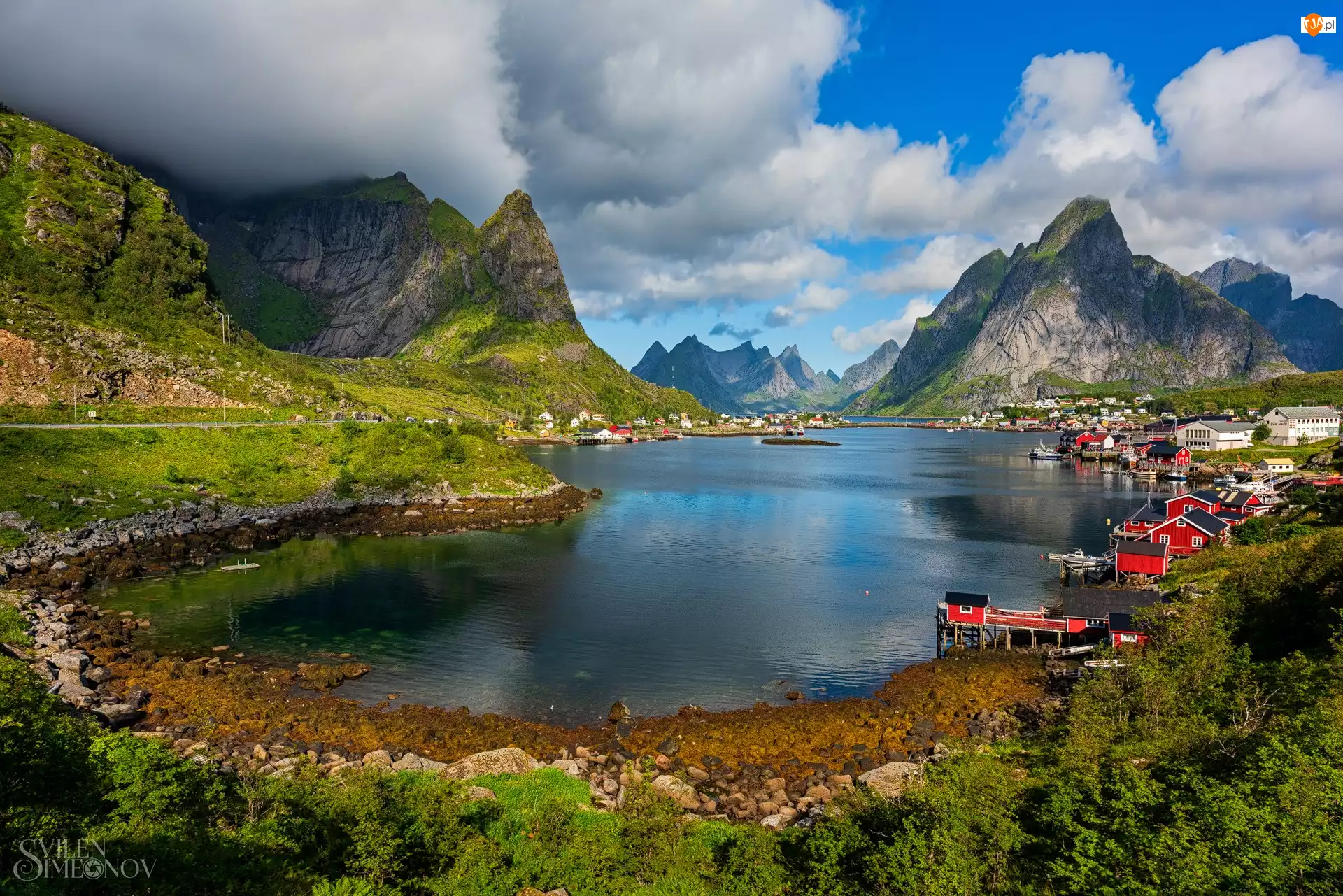 Domy, Norwegia, Wioska Reine, Góry, Lofoty, Morze Norweskie Skały, Chmury, Wyspa Moskenesoya