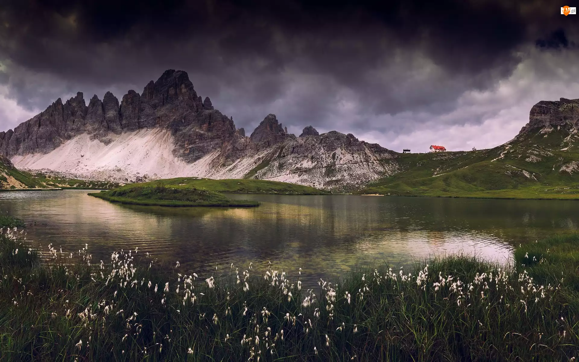 Kwiaty, Dolomity, Jezioro, Chmury, Góry, Szczyt Monte Paterno, Paternkofel, Włochy, Ciemne