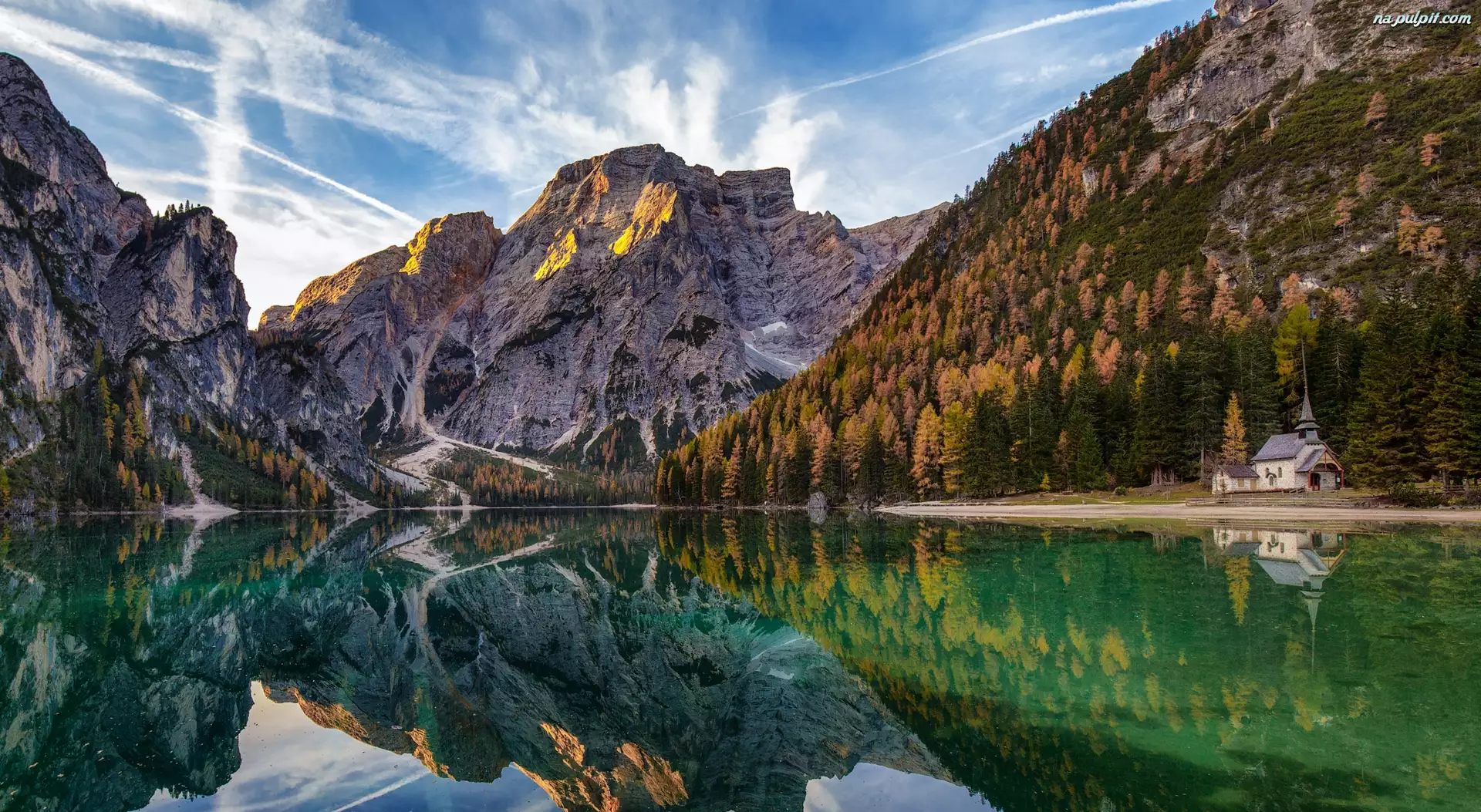 Włochy, Dolomity, Odbicie, Las, Chmury, Jezioro Pragser Wildsee, Kapliczka, Góry, Drzewa