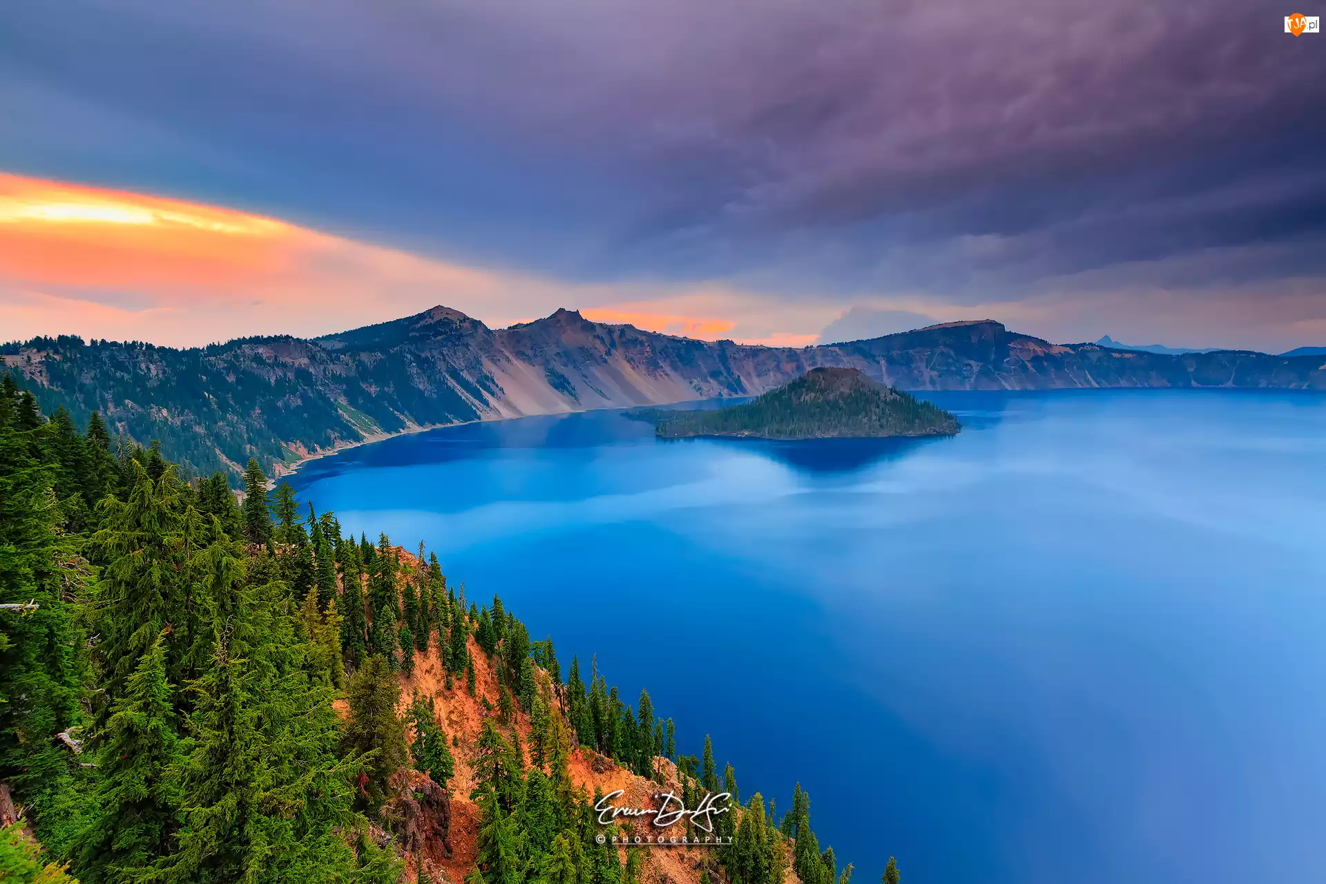 Jezioro Kraterowe, Wyspa Czarodzieja, Stany Zjednoczone, Park Narodowy Jeziora Kraterowego, Stan Oregon, Drzewa, Góry