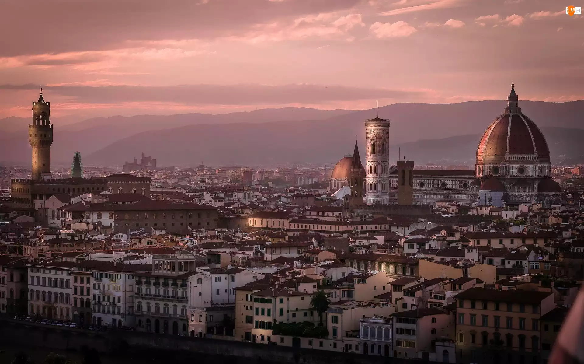 Włochy, Florencja, Zachód słońca, Katedra Matki Boskiej Kwietnej, Dzwonnica Giotta, Domy, Kopuła, Miasto, Santa Maria del Fiore