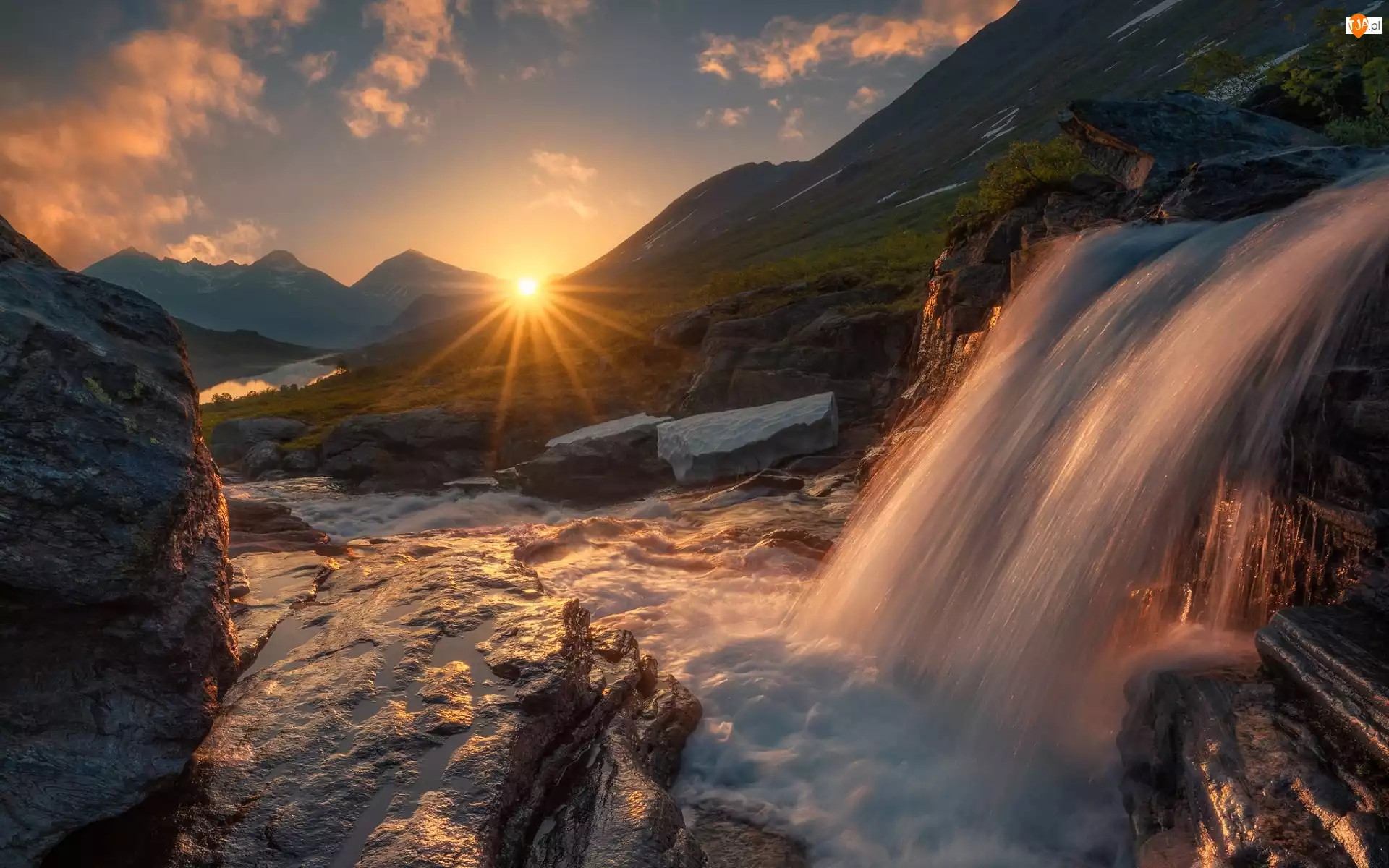 Wodospad, Norwegia, Promienie słońca, Rzeka, Okręg More og Romsdal, Góry, Kamienie, Dolina Romsdalen