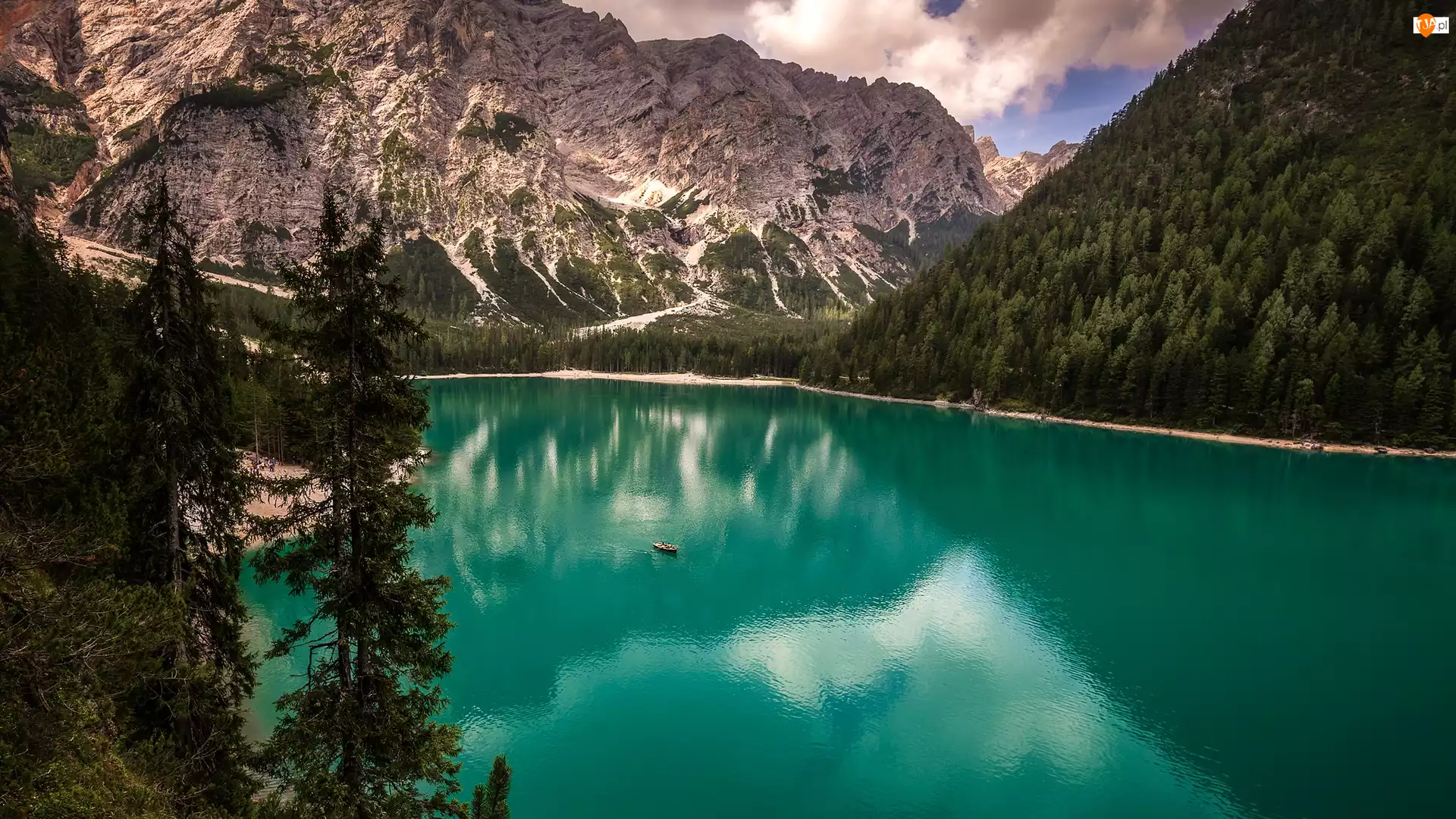 Włochy, Dolomity, Południowy Tyrol, Świerki, Łódka, Jezioro Pragser Wildsee, Lago di Braies, Góry, Drzewa