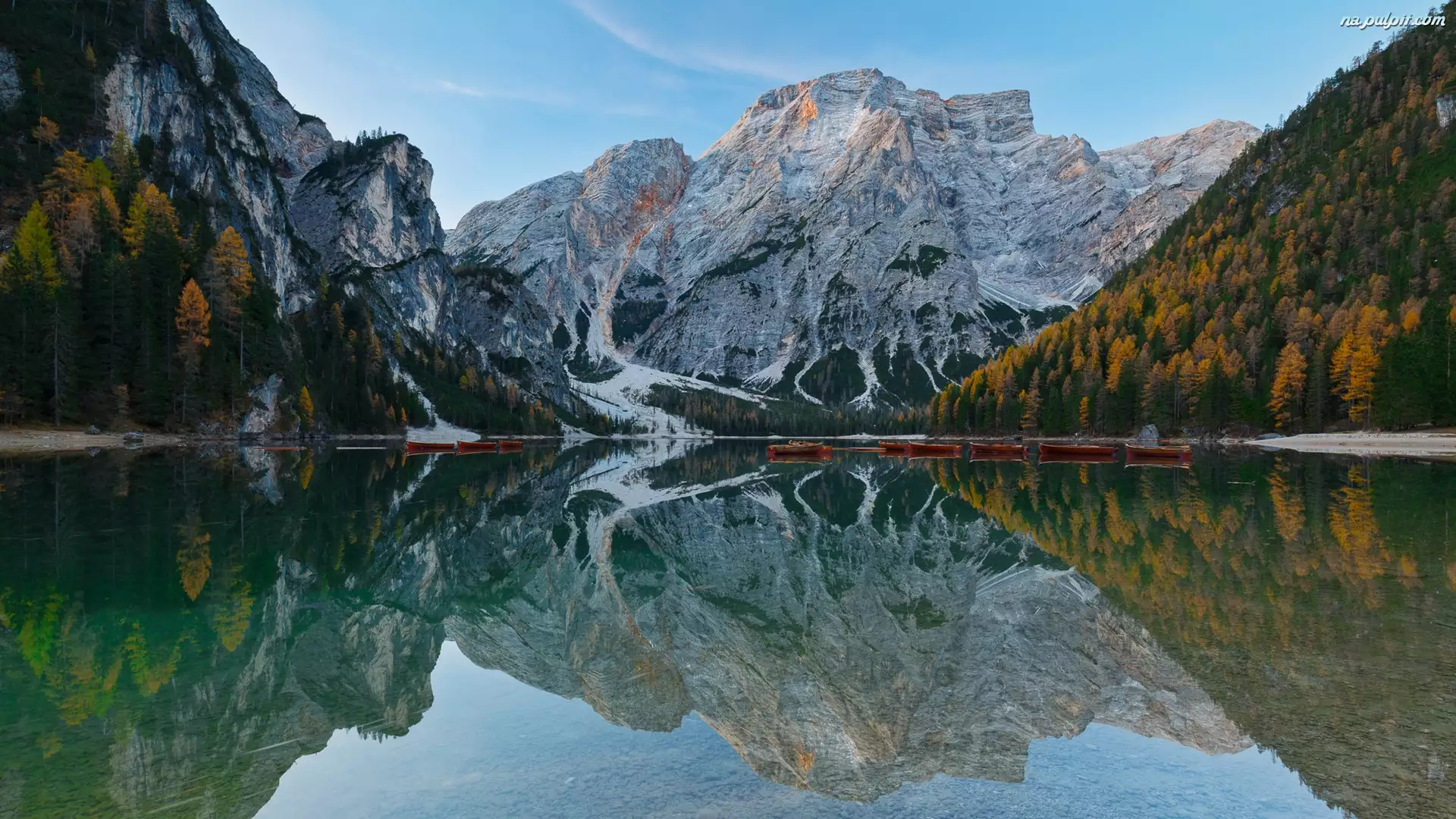 Łodzie, Jezioro Pragser Wildsee, Drzewa, Region Trydent-Górna Adyga, Góry, Odbicie, Włochy, Dolomity