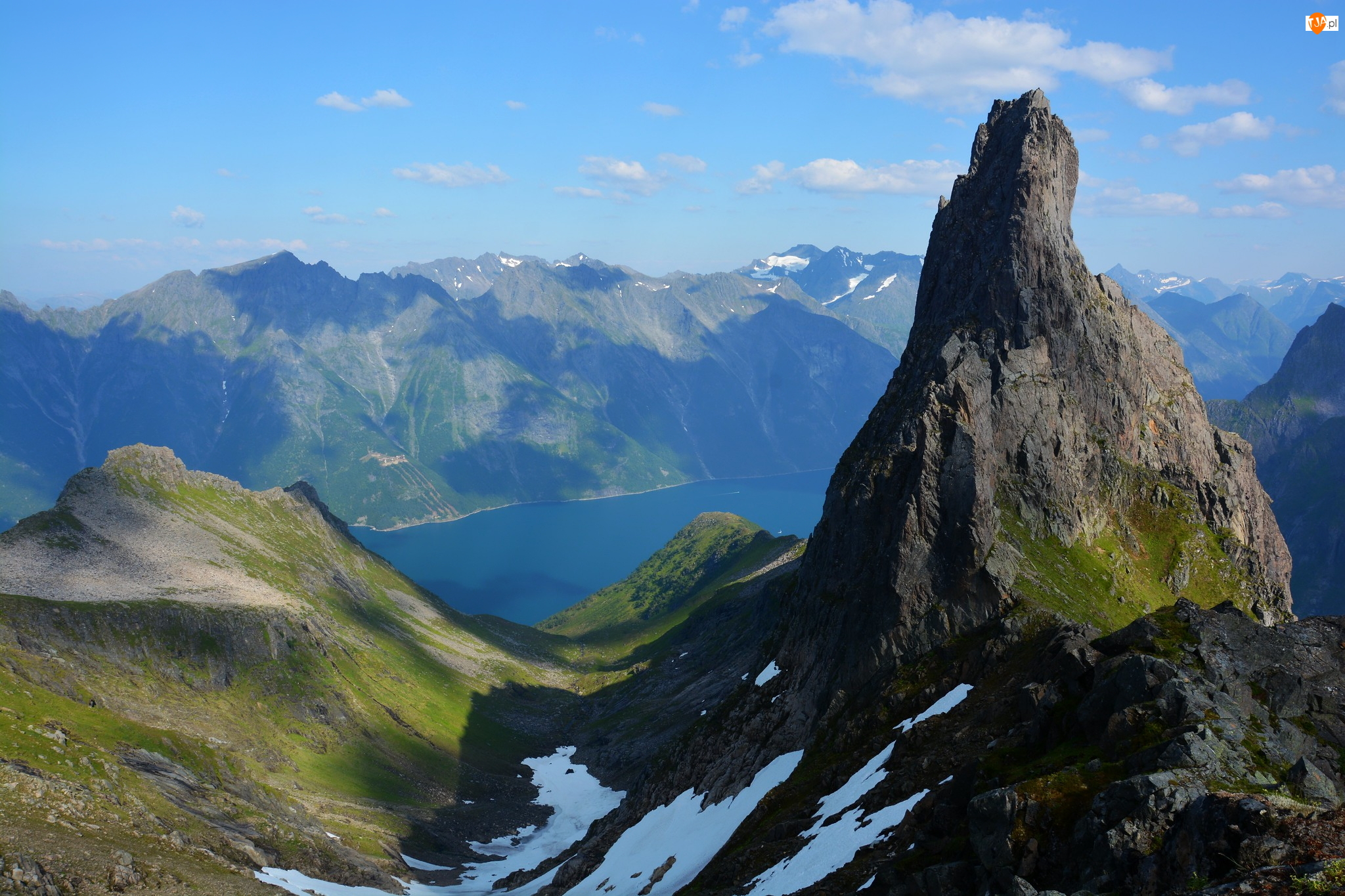 Góra Ystenes, Góry, Fiord Hjorundfjorden, Norwegia, Dolina, Okręg Romsdal