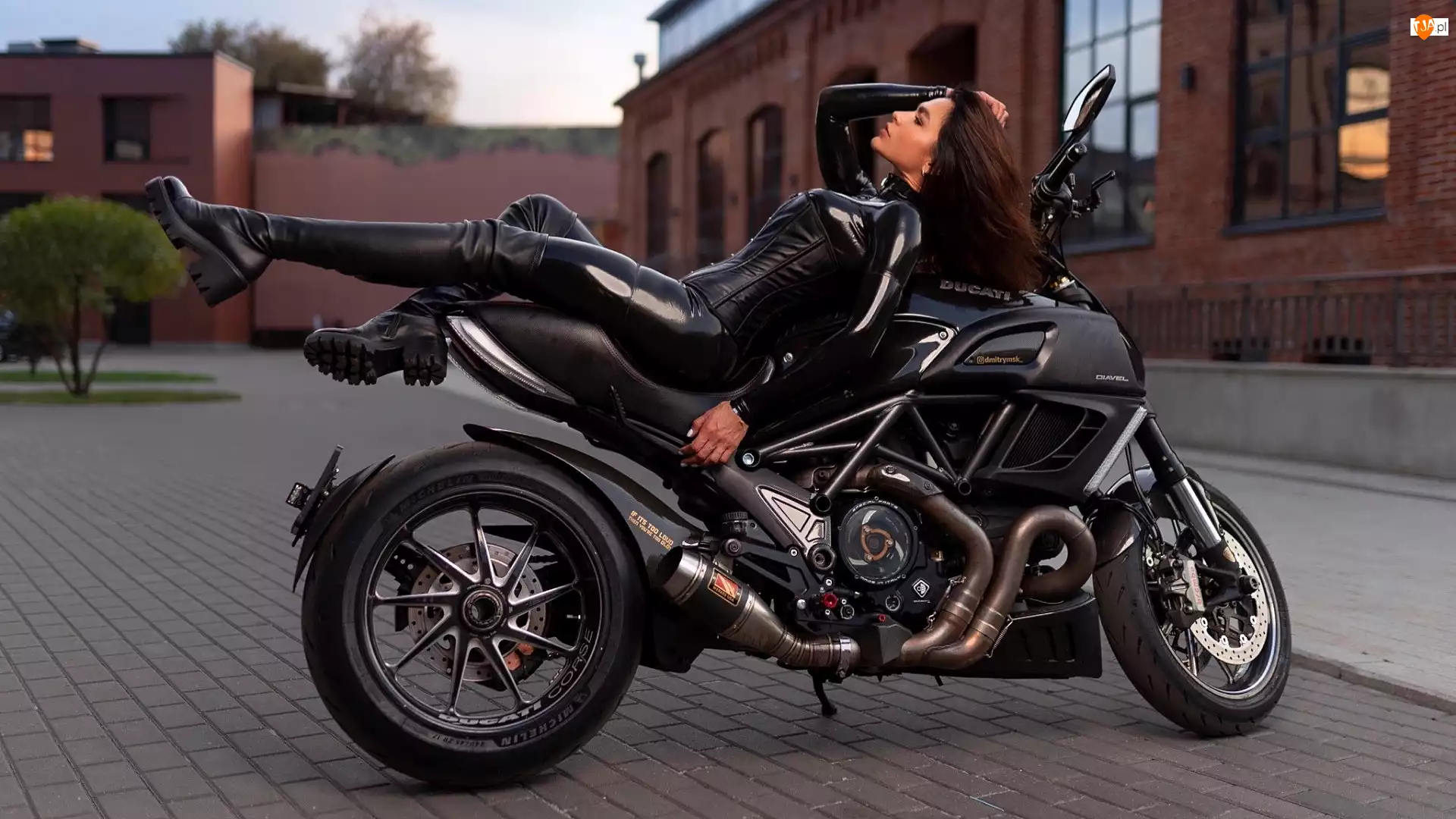 Ducati Diavel, Kobieta, Motocykl