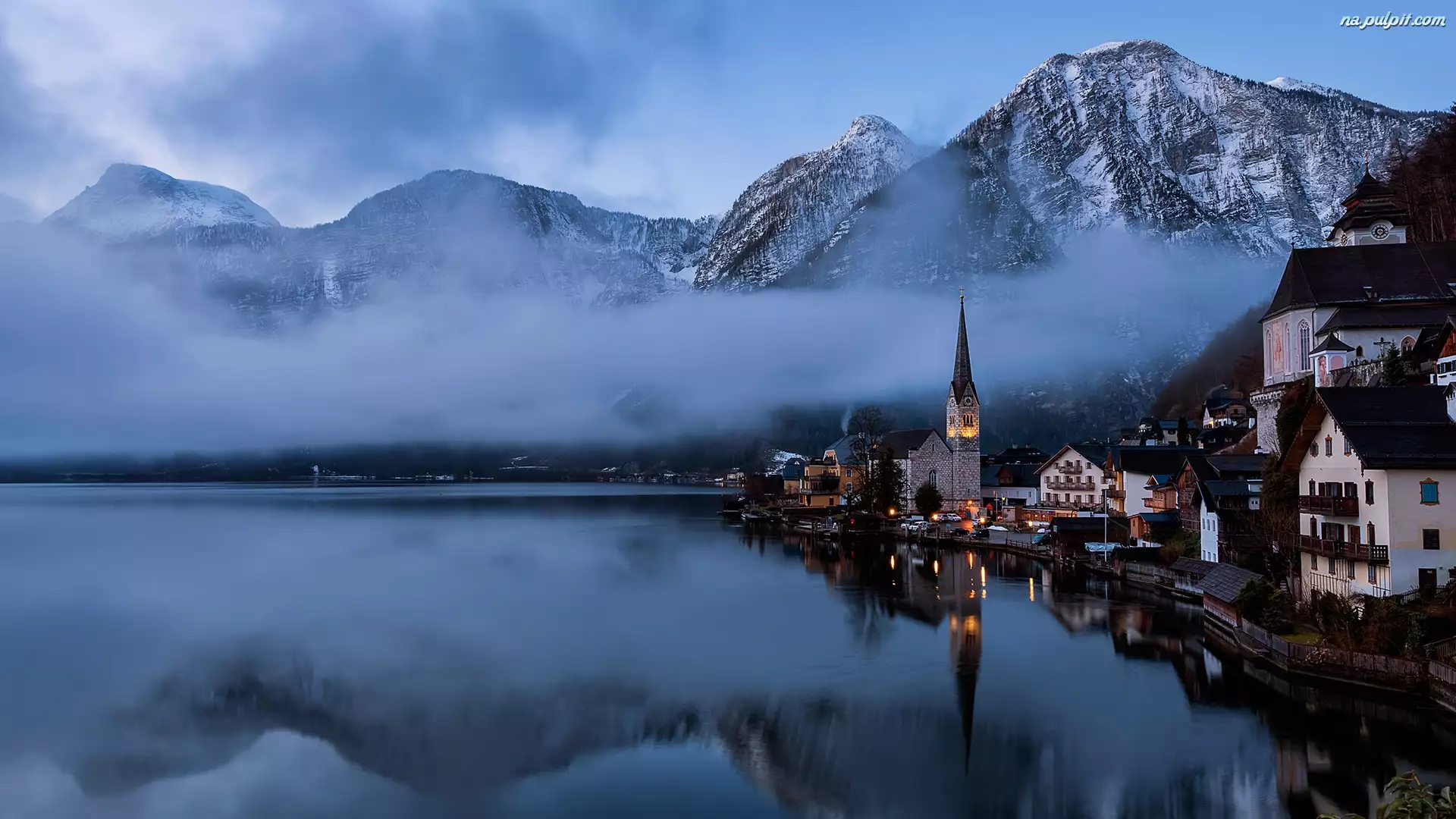 Hallstatt, Góry, Mgła, Austria, Domy, Jezioro Hallstattersee, Alpy Salzburskie