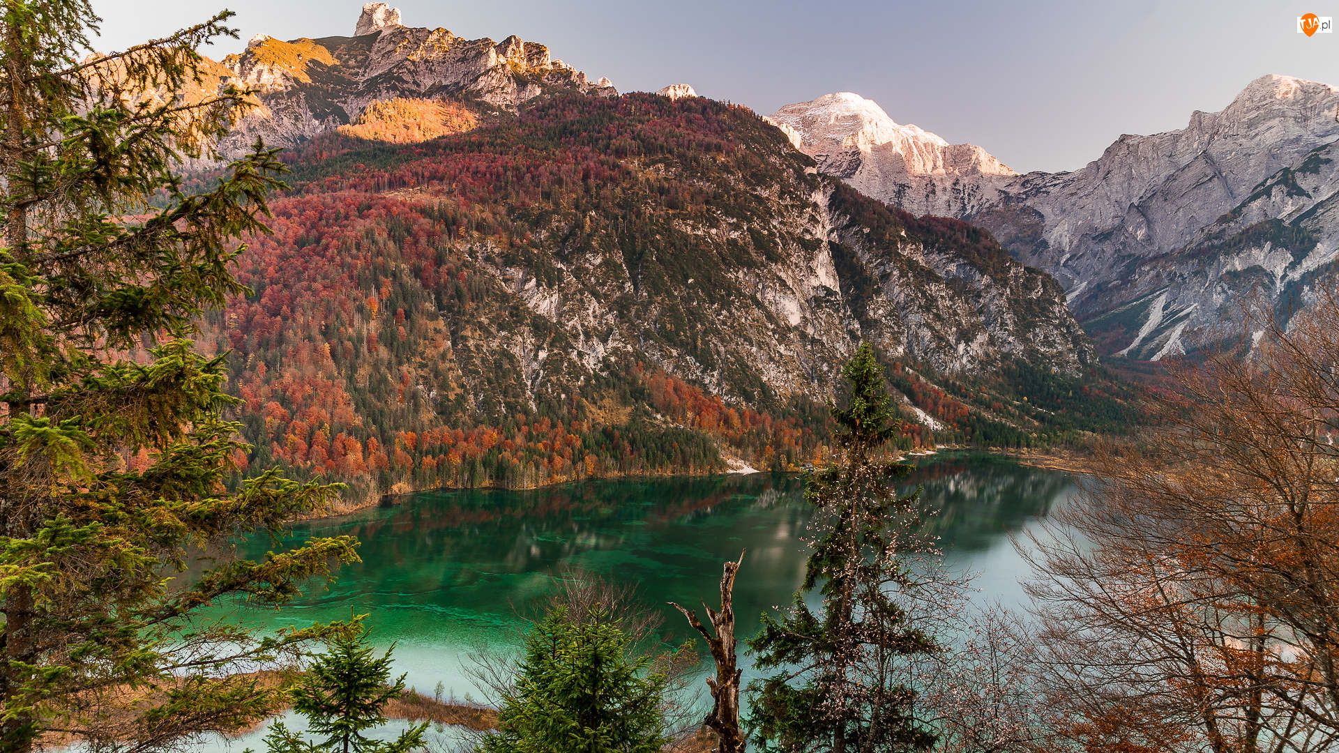 Alpy, Jezioro Almsee, Austria, Góry, Dolina Almtal, Jesień, Drzewa