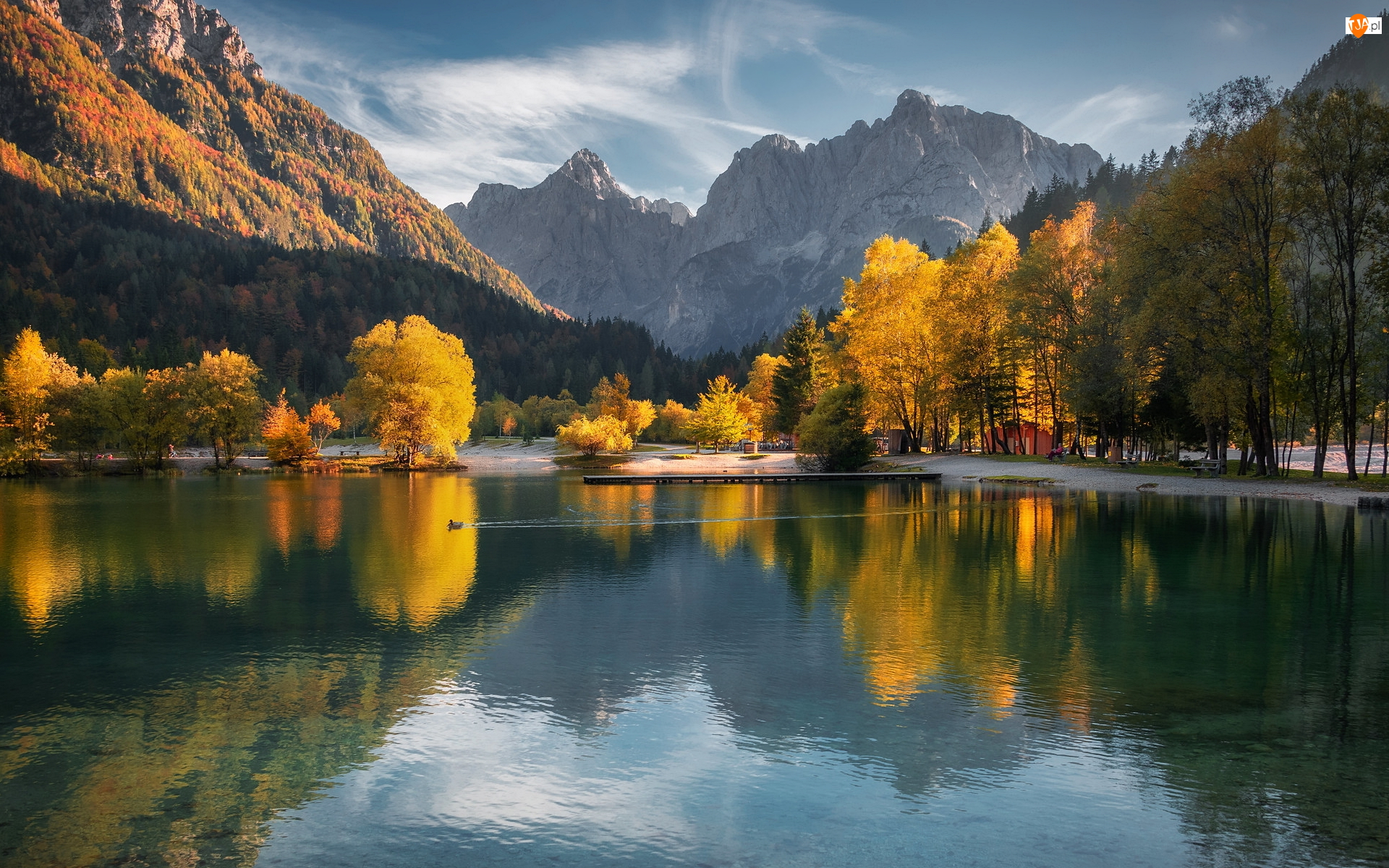 Alpy Julijskie, Jezioro Lake Jasna, Słowenia, Góry, Gmina Kranjska Gora, Jesień, Drzewa
