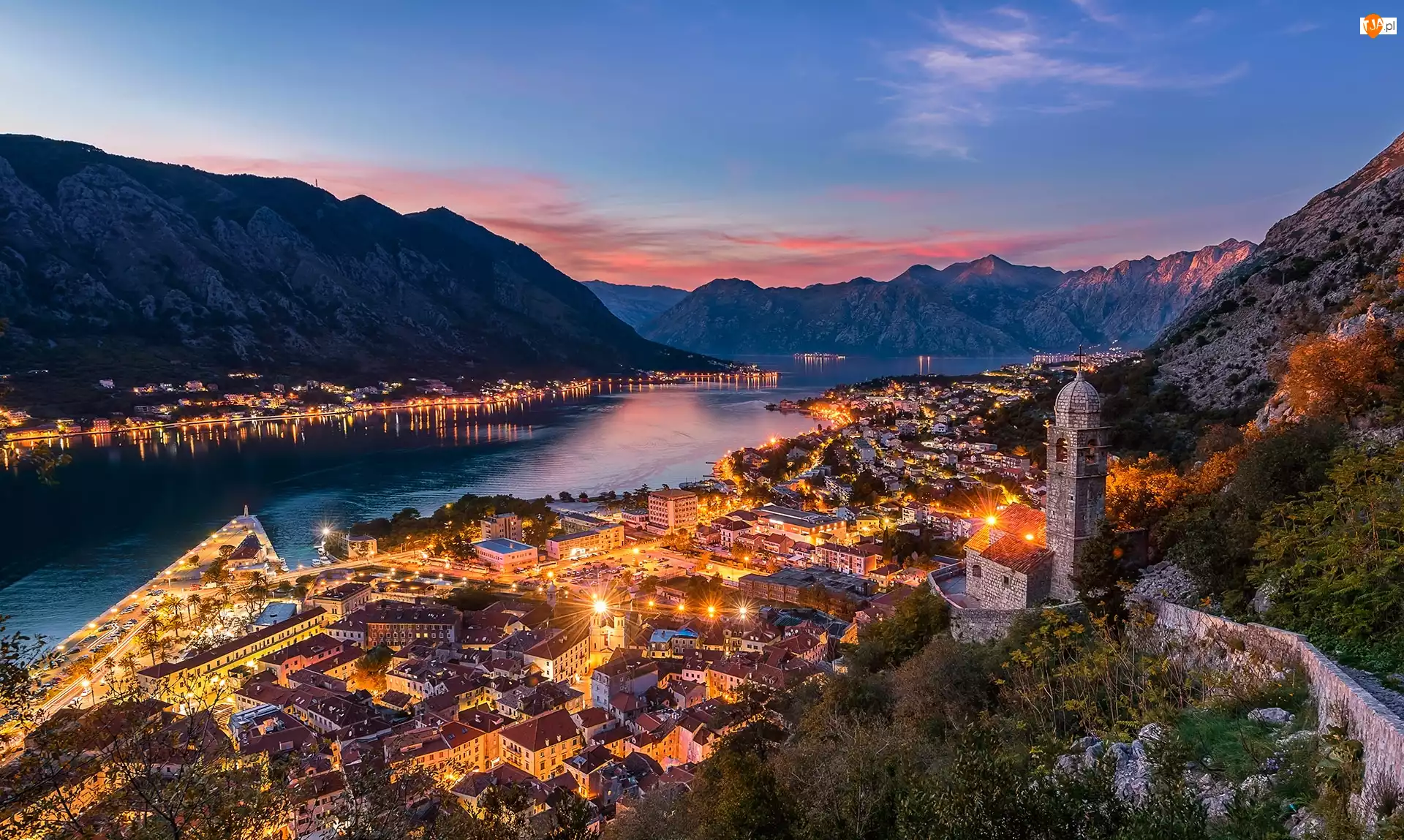 Przystań Porto Montenegro, Miasteczko Tivat, Czarnogóra, Góry, Zatoka Kotorska, Światła, Domy