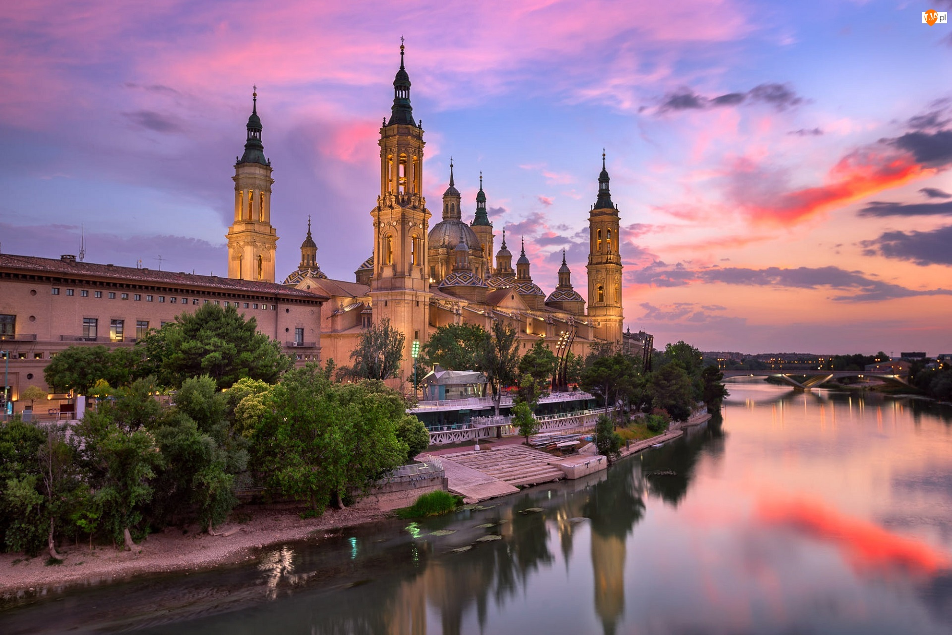 Chmury, Bazylika katedralna Matki Bożej na Kolumnie, Bazylika Nuestra Senora del Pilar, Drzewa, Saragossa, Hiszpania, Rzeka Ebro, Aragonia, Most, Zachód słońca