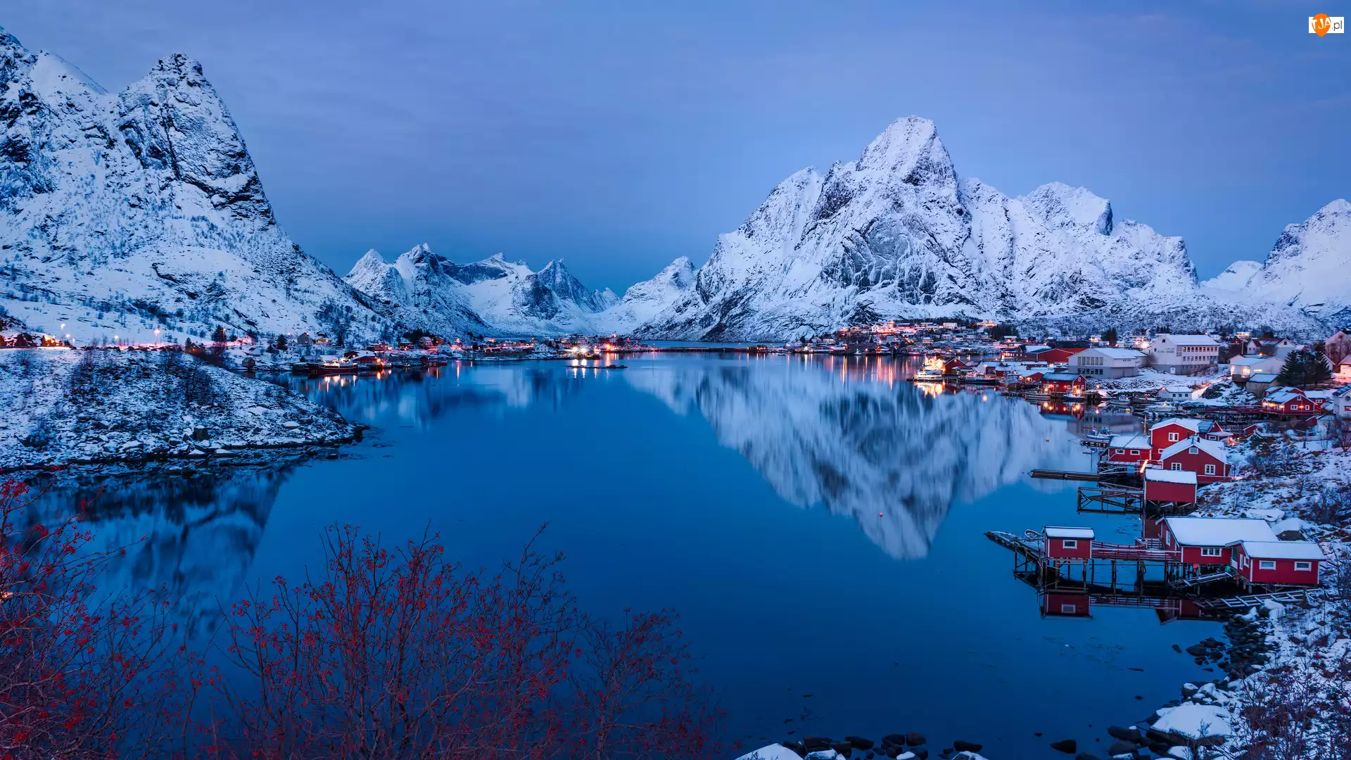 Norwegia, Śnieg, Wyspa Moskenesoya, Reine, Lofoty, Morze Norweskie, Góry, Zima, Domy