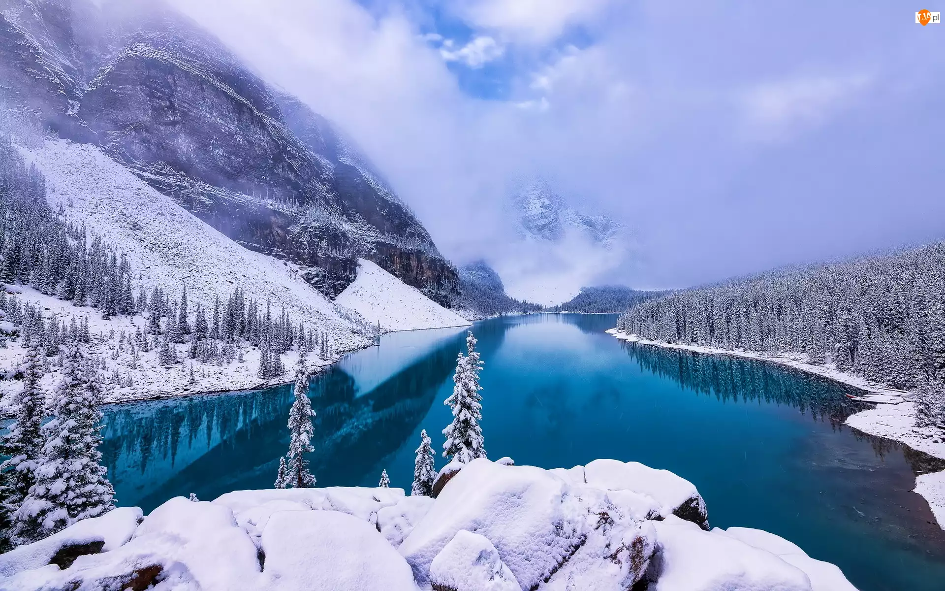 Kanada, Mgła, Zima, Drzewa, Jezioro Moraine, Park Narodowy Banff, Ośnieżone, Góry, Lasy, Prowincja Alberta