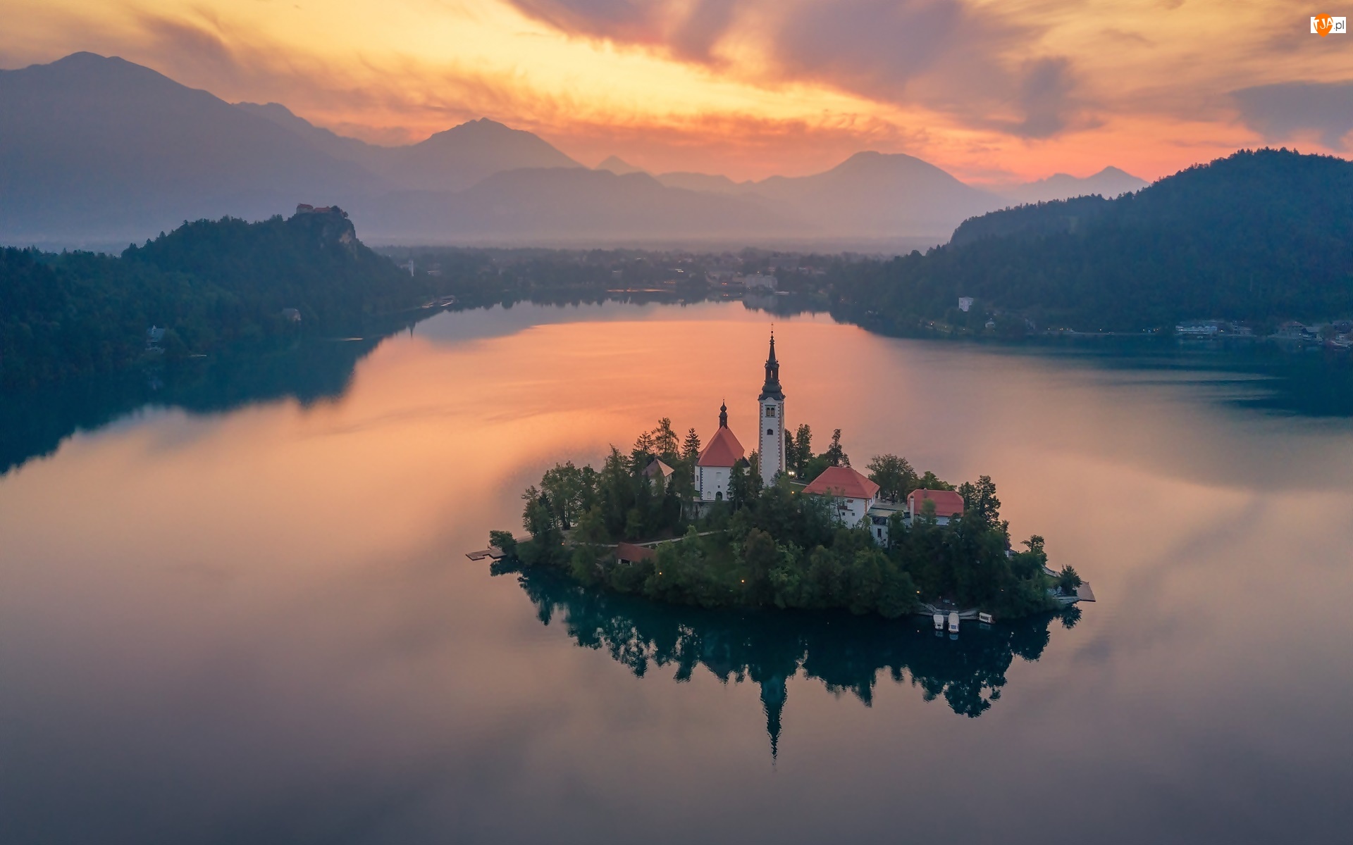Jezioro Bled, Wyspa Blejski Otok, Odbicie, Słowenia, Zachód słońca, Góry Alpy Julijskie, Kościół Zwiastowania Marii Panny