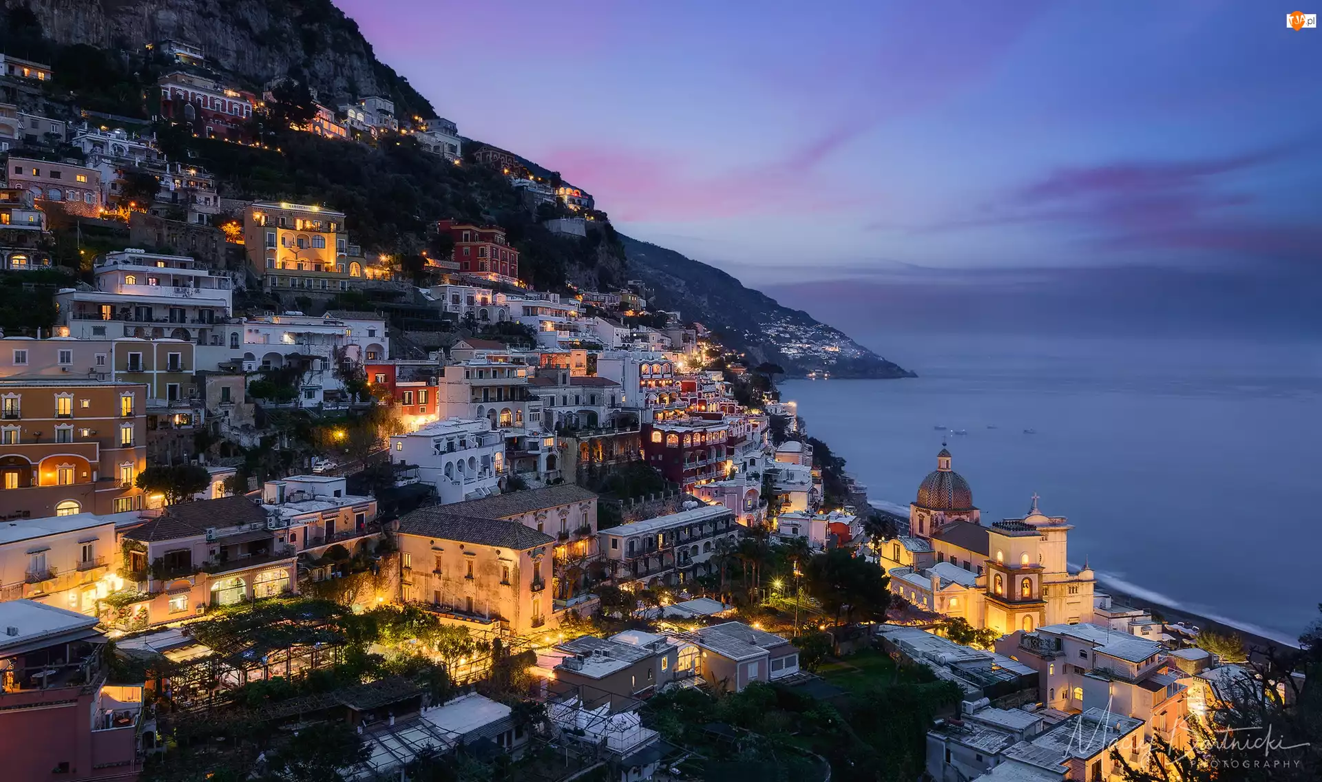 Positano, Wybrzeże Amalfitańskie, Światła, Włochy, Domy, Morze, Góry Monti Lattari