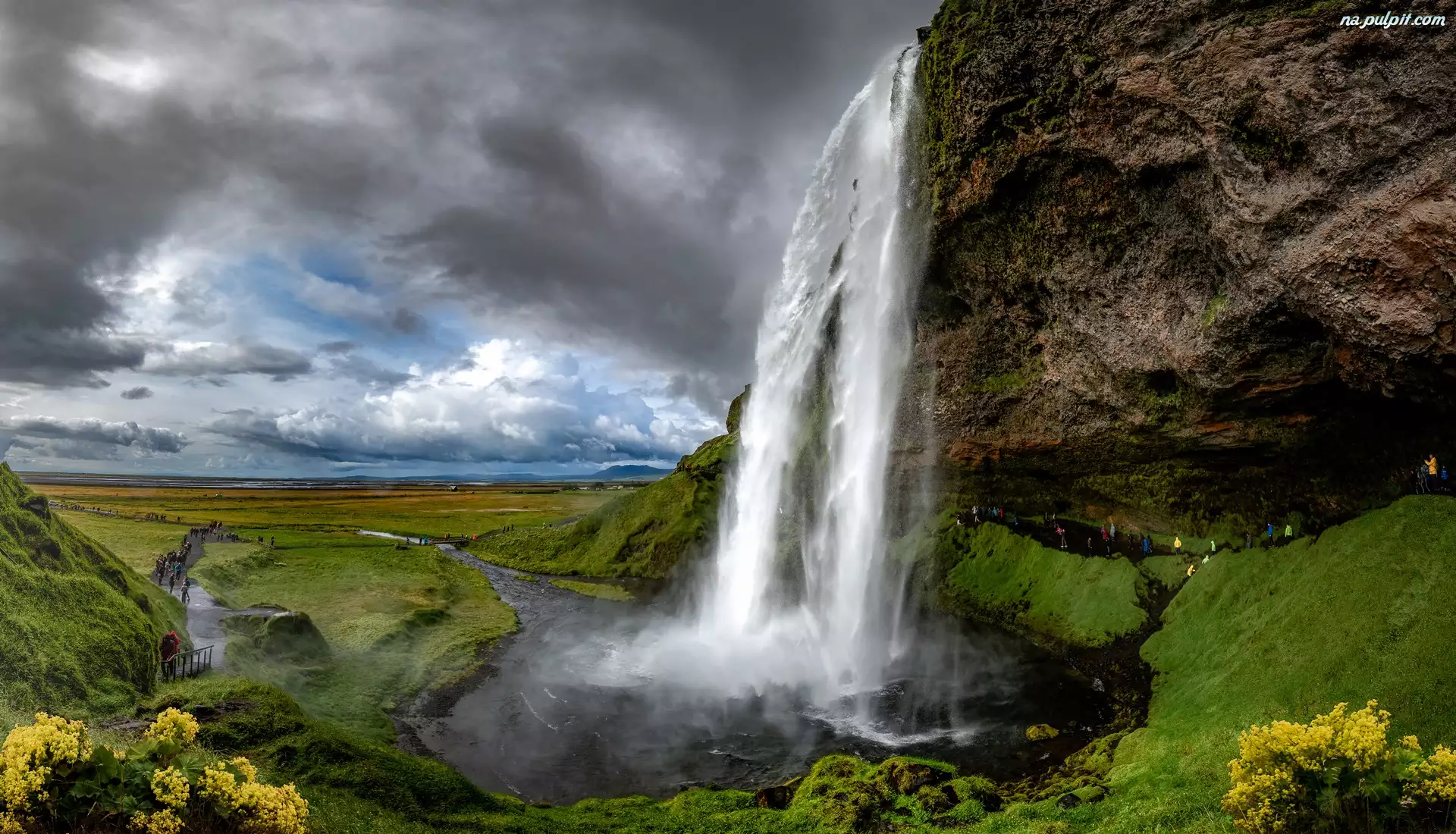 Wodospad Seljalandsfoss, Islandia, Roślinność, Chmury, Skała, Ciemne