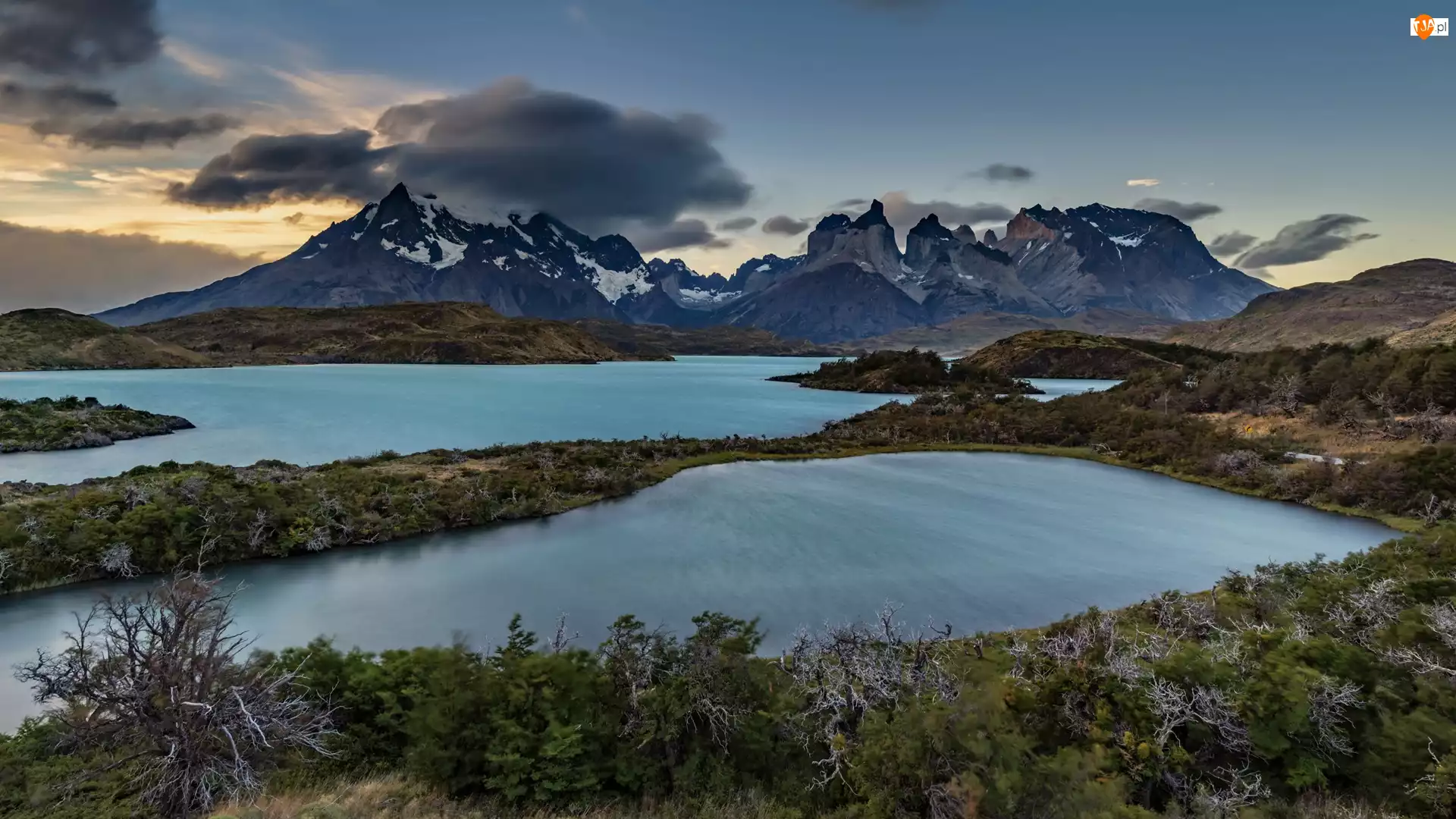 Chile, Ośnieżone, Patagonia, Krzewy, Park Narodowy Torres del Paine, Szczyty, Jezioro, Góry Torres del Paine, Chmury