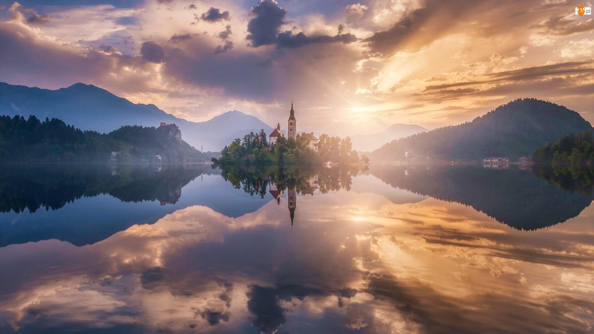 Wschód słońca, Słowenia, Kościół Zwiastowania Marii Panny, Chmury, Jezioro Bled, Góry Alpy Julijskie, Odbicie, Wyspa Blejski Otok