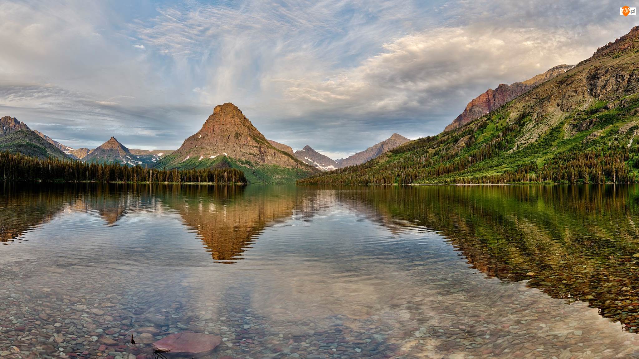 Sinopah Mountain, Two Medicine Lake, Chmury, Drzewa, Góry, Stan Montana, Jezioro, Park Narodowy Glacier, Odbicie, Góra, Stany Zjednoczone