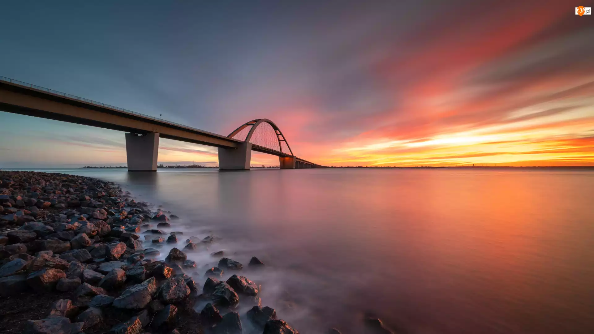 Most Fehmarnsund, Wyspa Fehmarn, Niemcy, Morze Bałtyckie, Wschód słońca, Kamienie, Brzeg