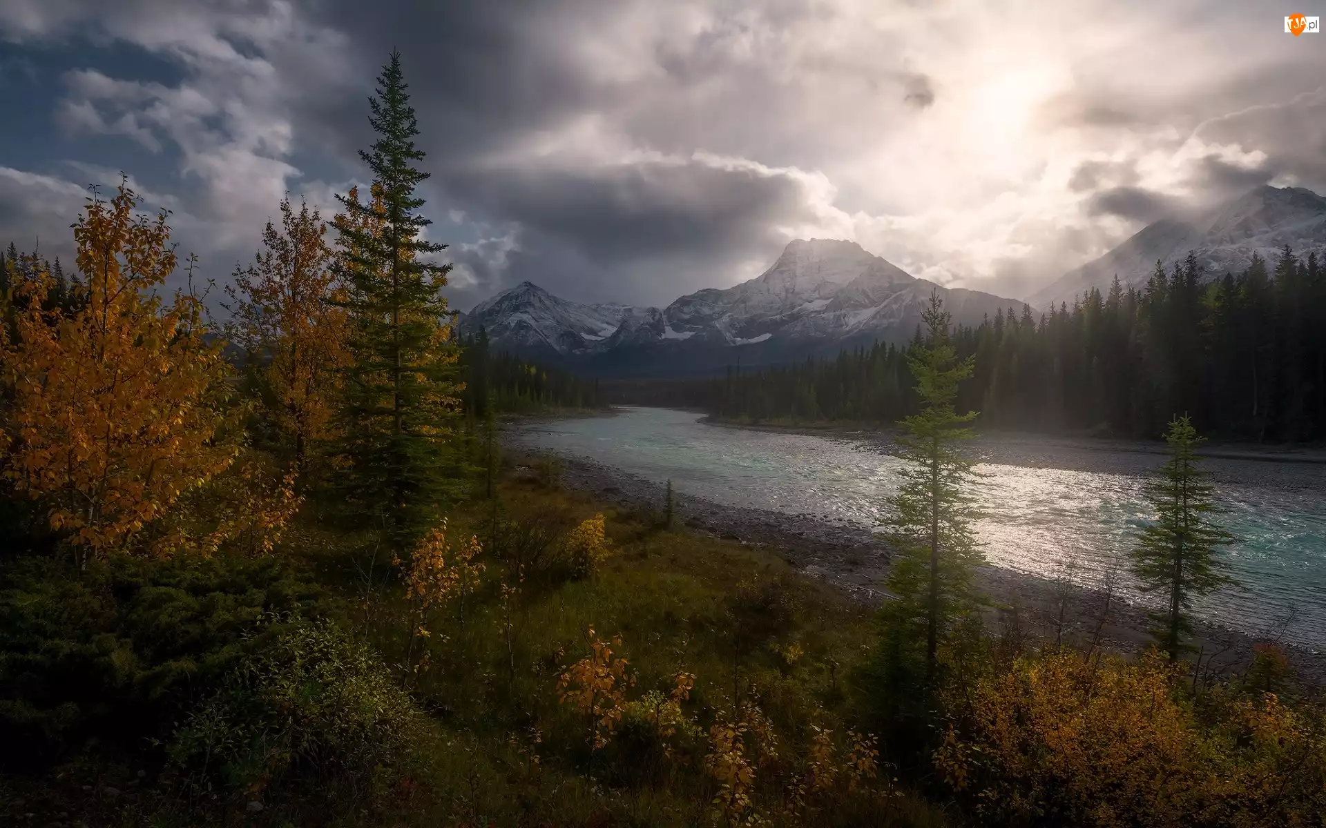 Chmury, Drzewa, Jesień, Miette River, Prowincja Alberta, Kanada, Góry Skaliste, Park Narodowy Jasper, Rzeka, Ciemne