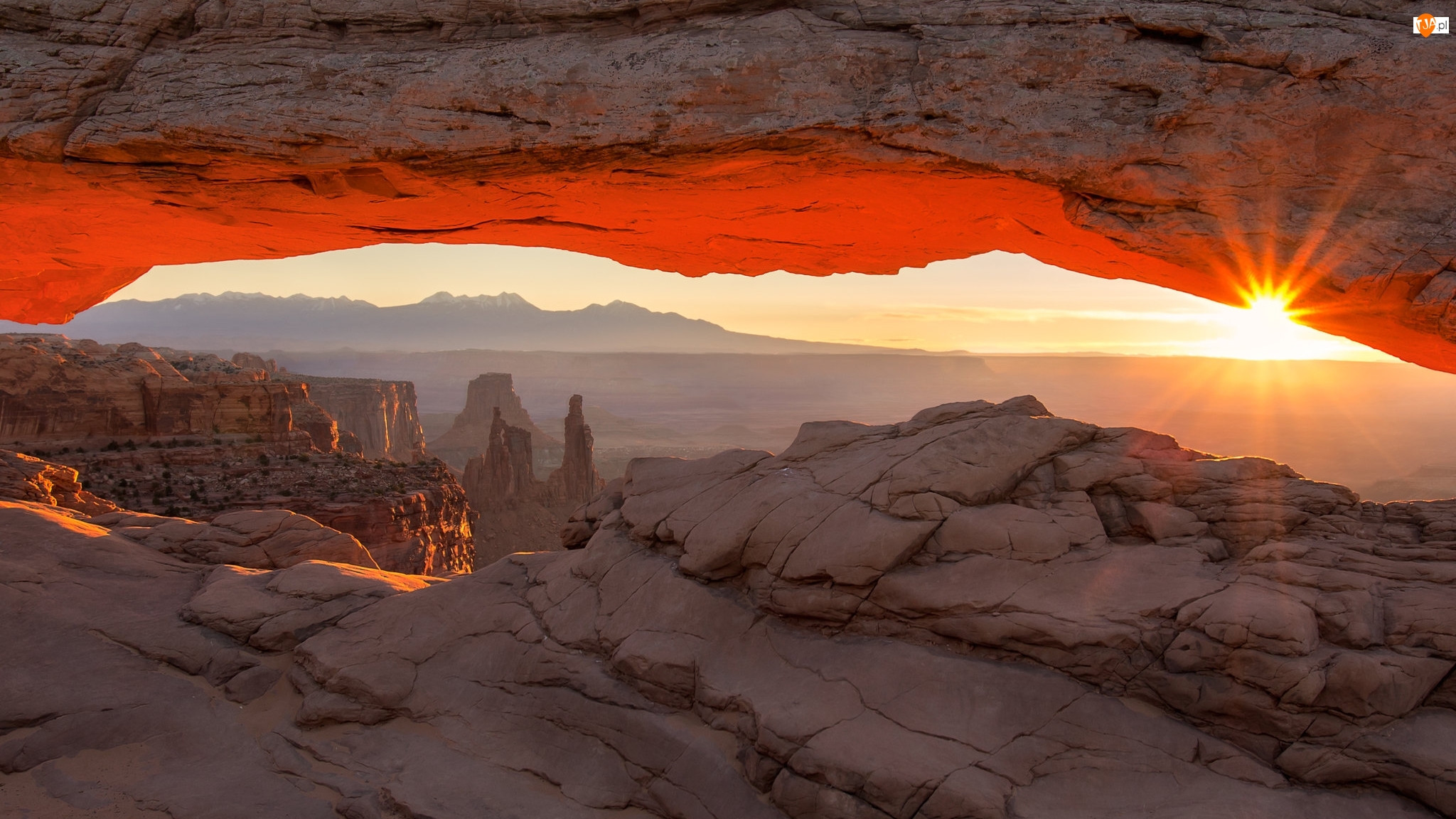 Stan Utah, Park Narodowy Canyonlands, Wschód słońca, Stany Zjednoczone, Promienie słońca, Skały, Łuk Mesa Arch