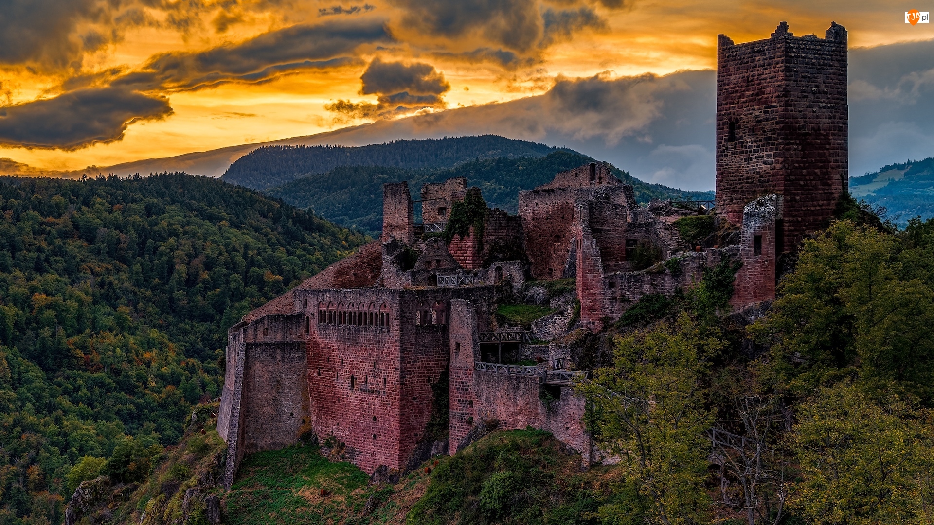 Francja, Zamek, Ribeauville, Zachód słońca, Chmury, Castle Saint-Ulrich, Lasy, Ruiny, Góry