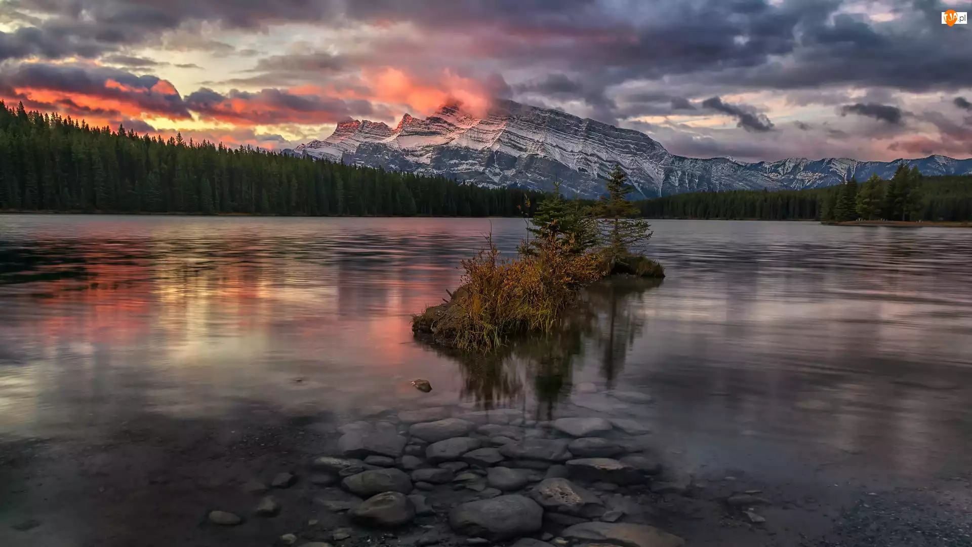Kanada, Góry, Prowincja Alberta, Drzewka, Zachód słońca, Mount Rundle, Jezioro, Park Narodowy Banff, Two Jack Lake