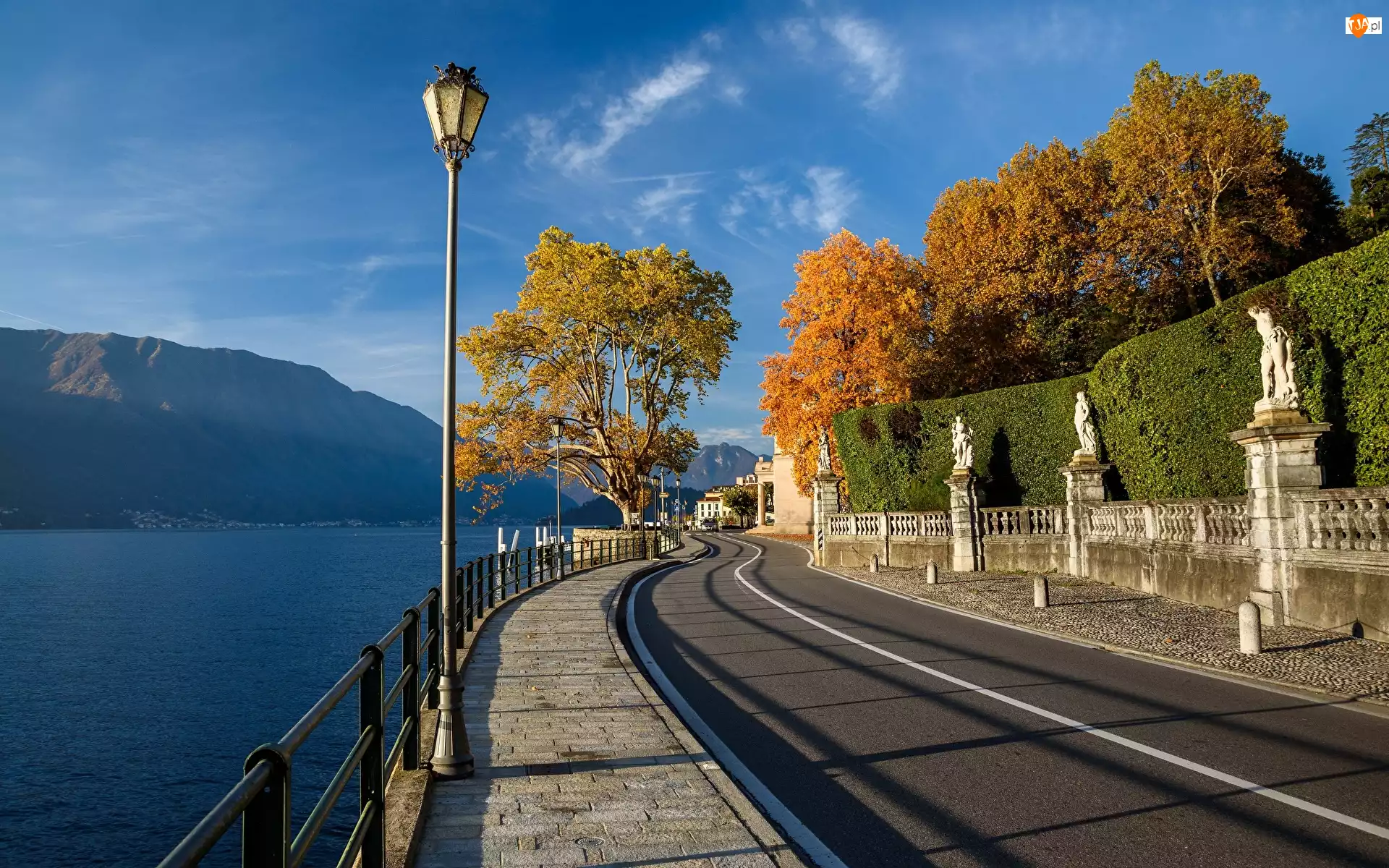 Jezioro Como, Lago di Como, Drzewa, Włochy, Jesień, Latarnia, Droga