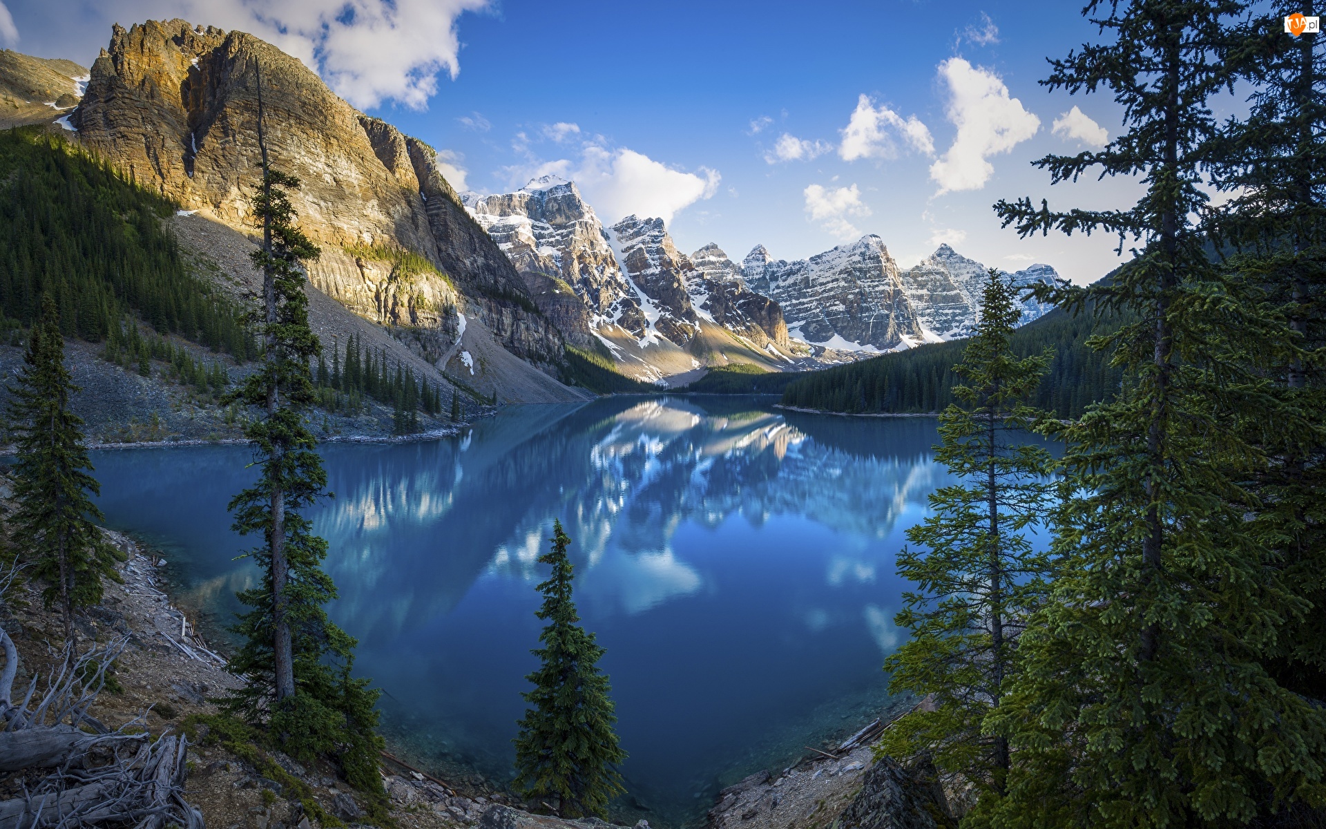 Świerki, Moraine Lake, Odbicie, Jezioro, Park Narodowy Banff, Kanada, Góry, Prowincja Alberta, Chmury, Drzewa