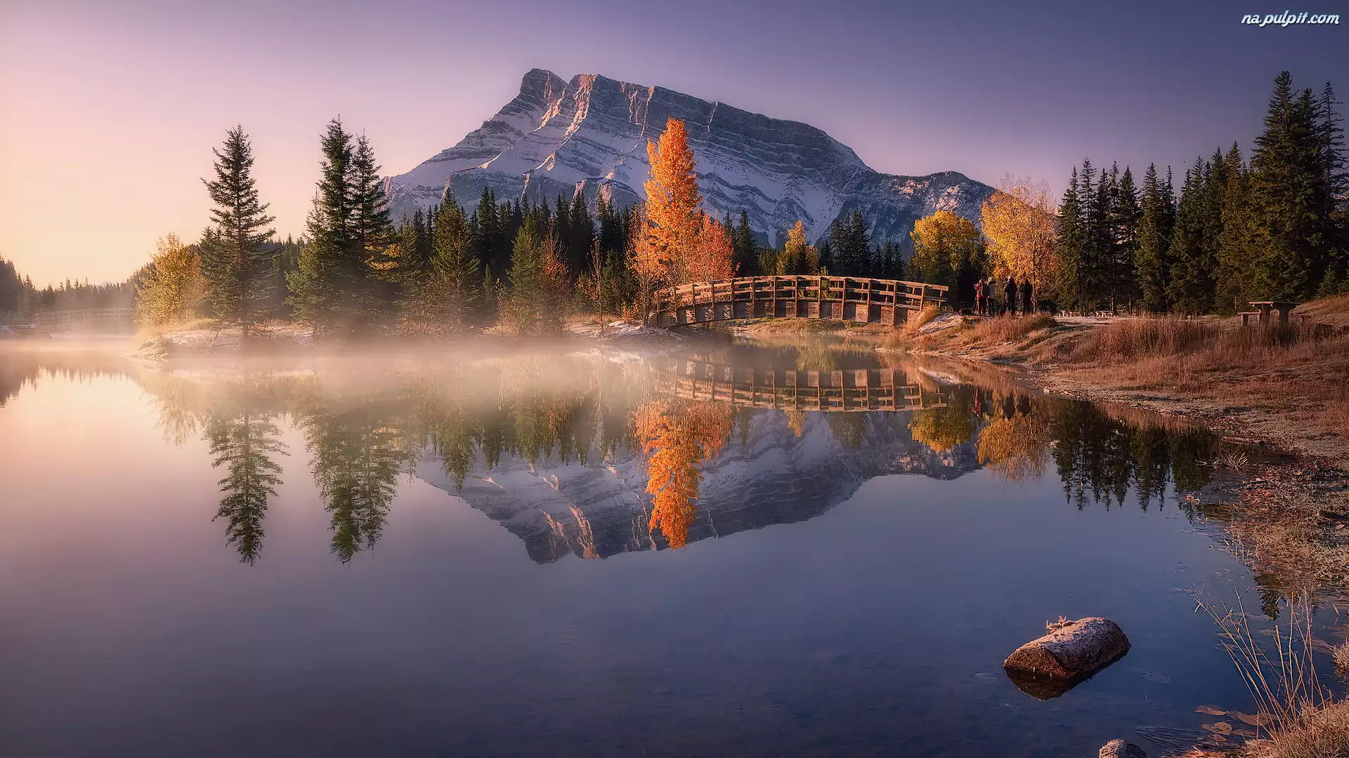 Two Jack Lake, Odbicie, Mgła, Drzewa, Góra Mount Rundle, Alberta, Mostek, Park Narodowy Banff, Las, Jezioro, Kanada