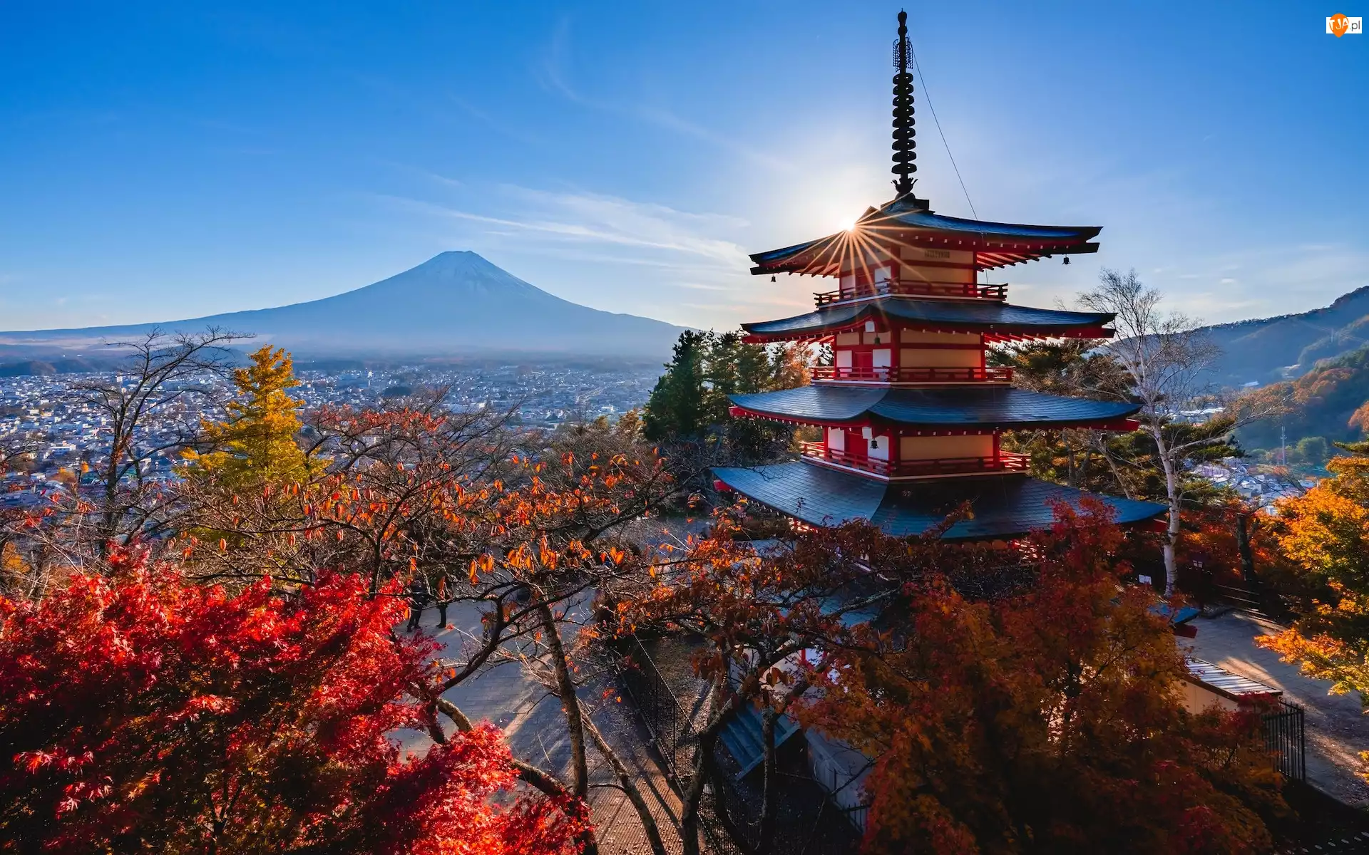Miasto Fujiyoshida, Chureito Pagoda, Jesień, Japonia, Prefektura Yamanashi, Świątynia, Fudżi, Promienie słońca, Góra, Mount Fuji, Drzewa, Wyspa Honsiu