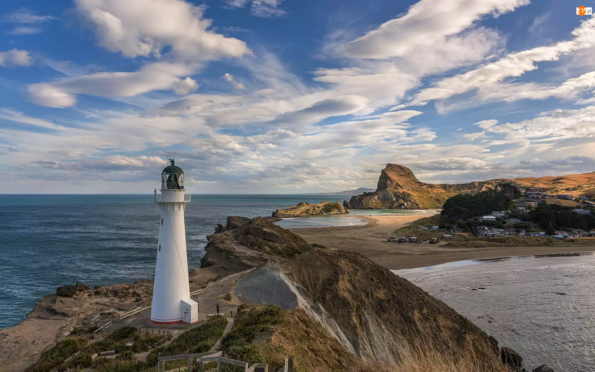 Nowa Zelandia, Latarnia morska, Wellington, Domy, Chmury, Castlepoint Lighthouse, Skały, Wybrzeże, Morze