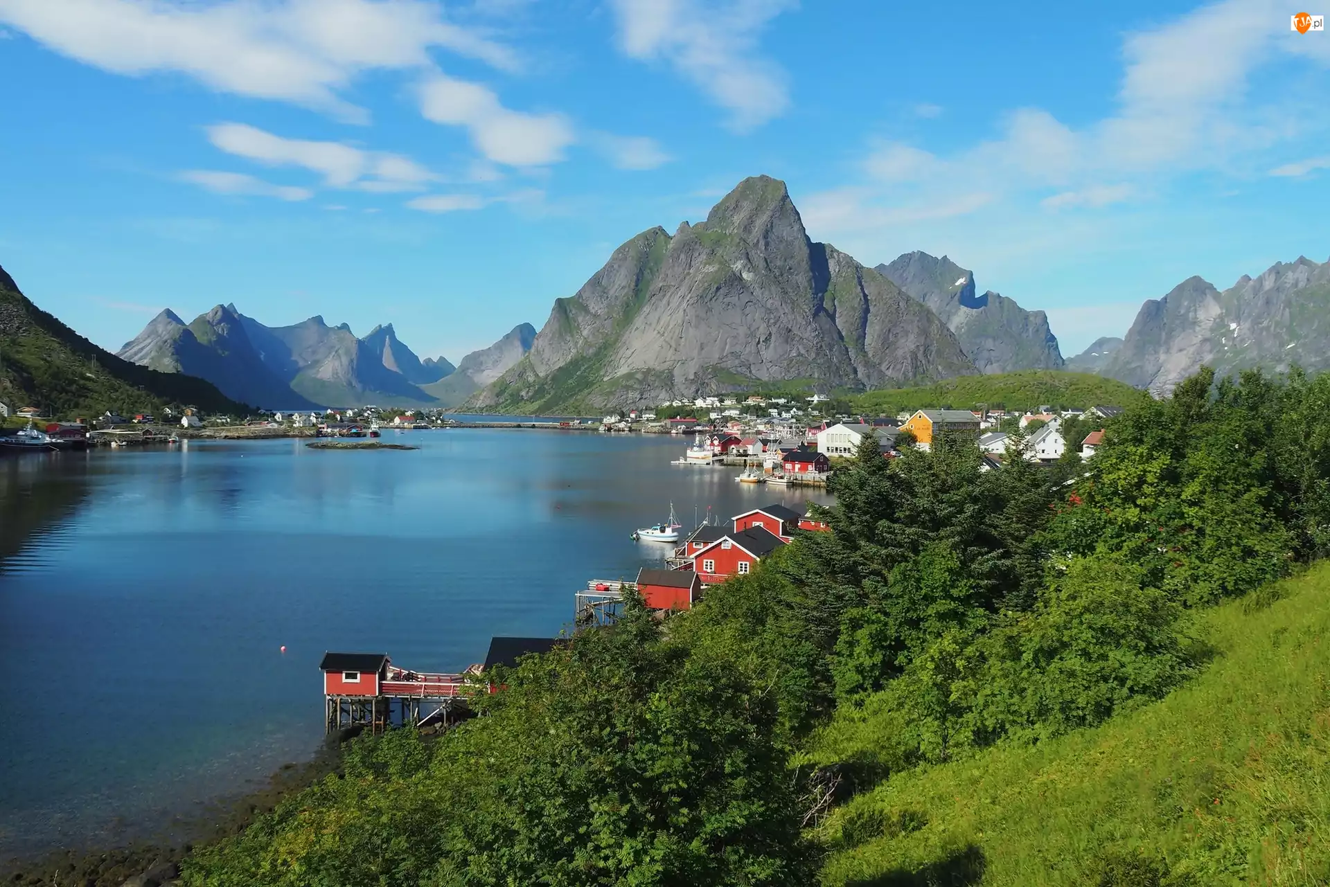 Domy, Norwegia, Wioska Reine, Góry, Lofoty, Morze Norweskie, Drzewa, Wyspa Moskenesoya