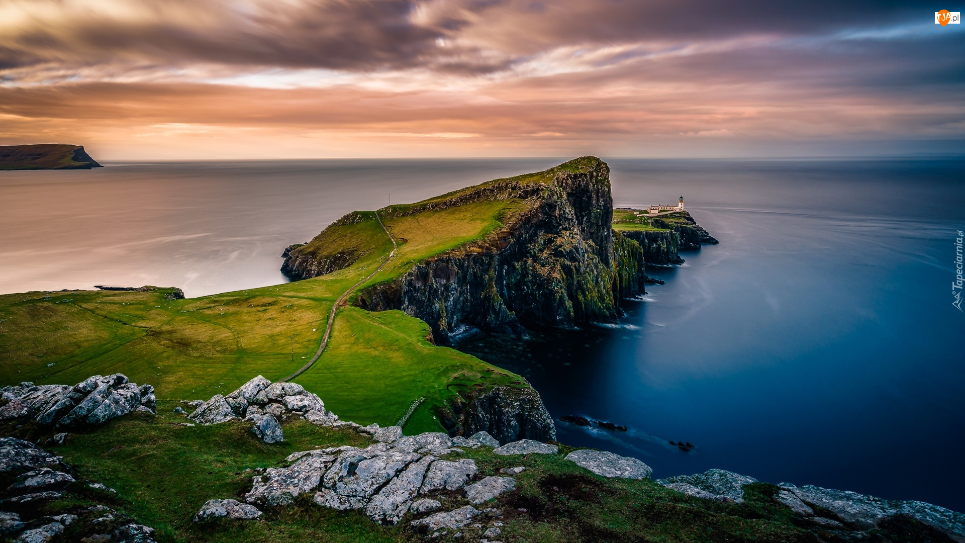 Skały, Półwysep Duirinish, Zachód słońca, Latarnia morska, Wybrzeże, Chmury, Wyspa Skye, Morze Szkockie, Neist Point Lighthouse, Klif, Szkocja