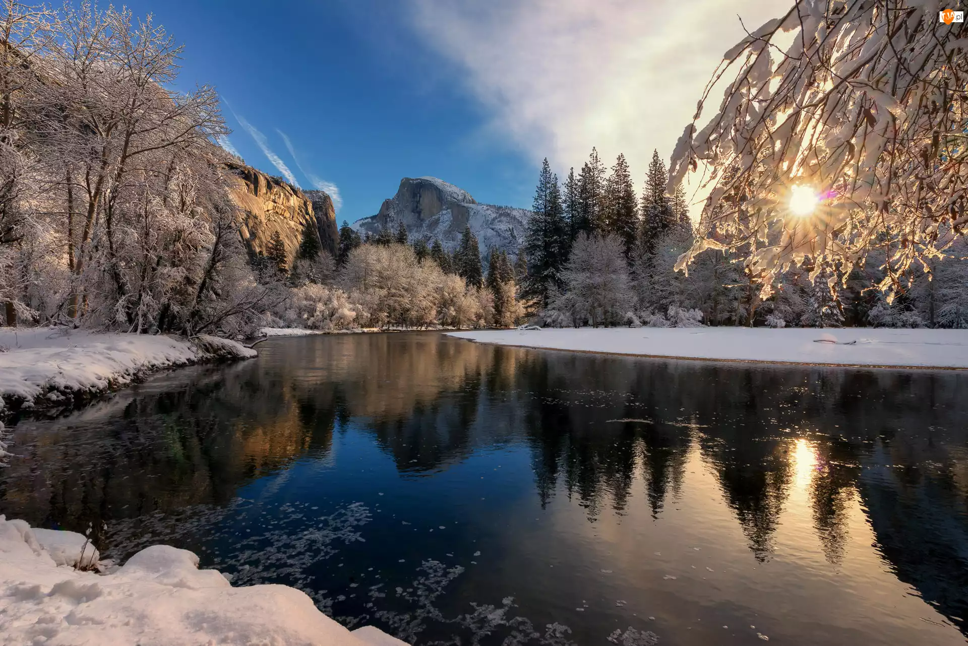 Stany Zjednoczone, Rzeka Merced, Kalifornia, Góry, Promienie słońca, Drzewa, Zima, Park Narodowy Yosemite, Śnieg