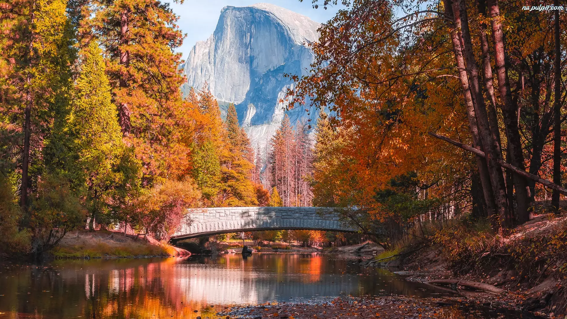 Jesień, Rzeka, Most, Half Dome, Kalifornia, Stany Zjednocznone, Góry, Park Narodowy Yosemite, Góra, Drzewa