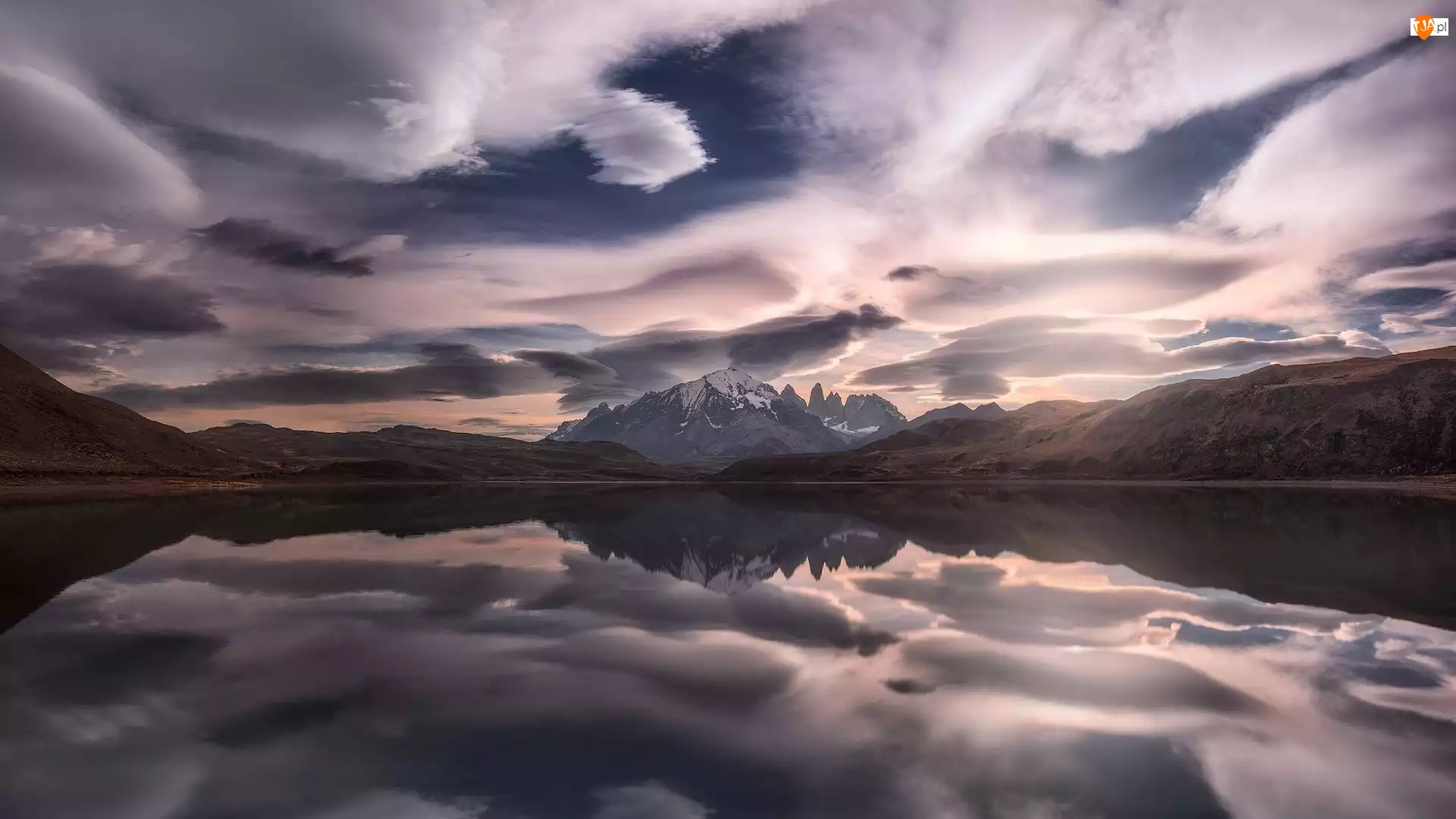 Park Narodowy Torres del Paine, Góry, Jezioro, Patagonia, Odbicie, Laguna Amarga, Chile, Chmury