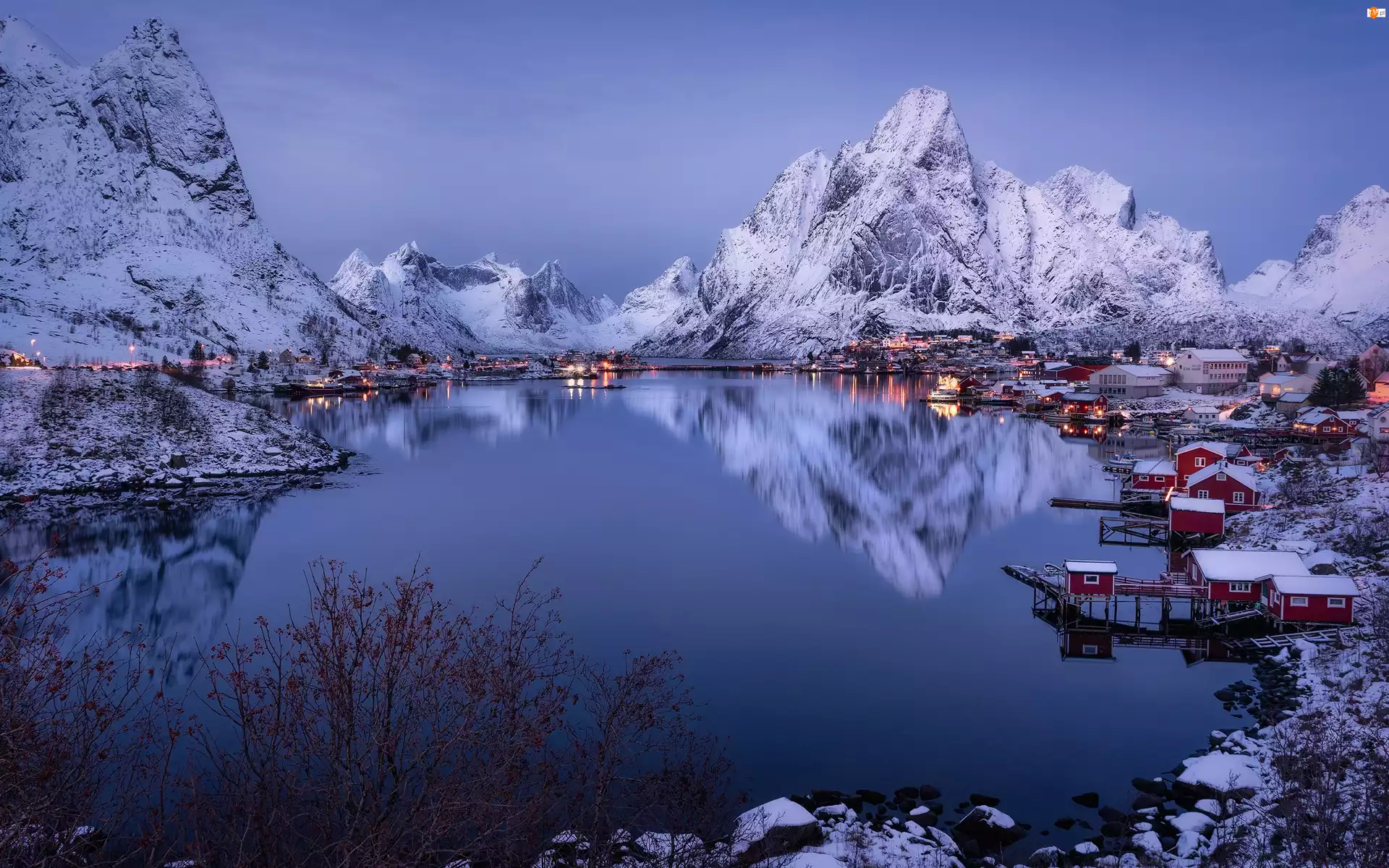 Norwegia, Śnieg, Lofoty, Reine, Wyspa Moskenesoya, Morze Norweskie, Góry, Zima, Domy