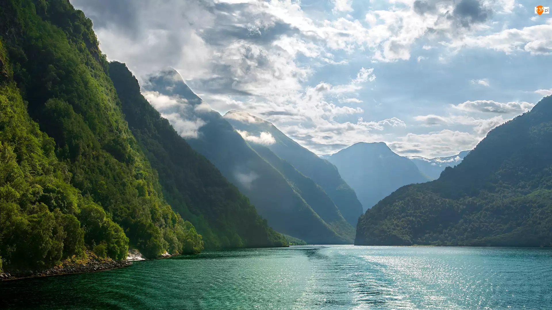 Gudvangen, Fiord Naroyfjorden, Lasy, Norwegia, Chmury, Niebo, Góry
