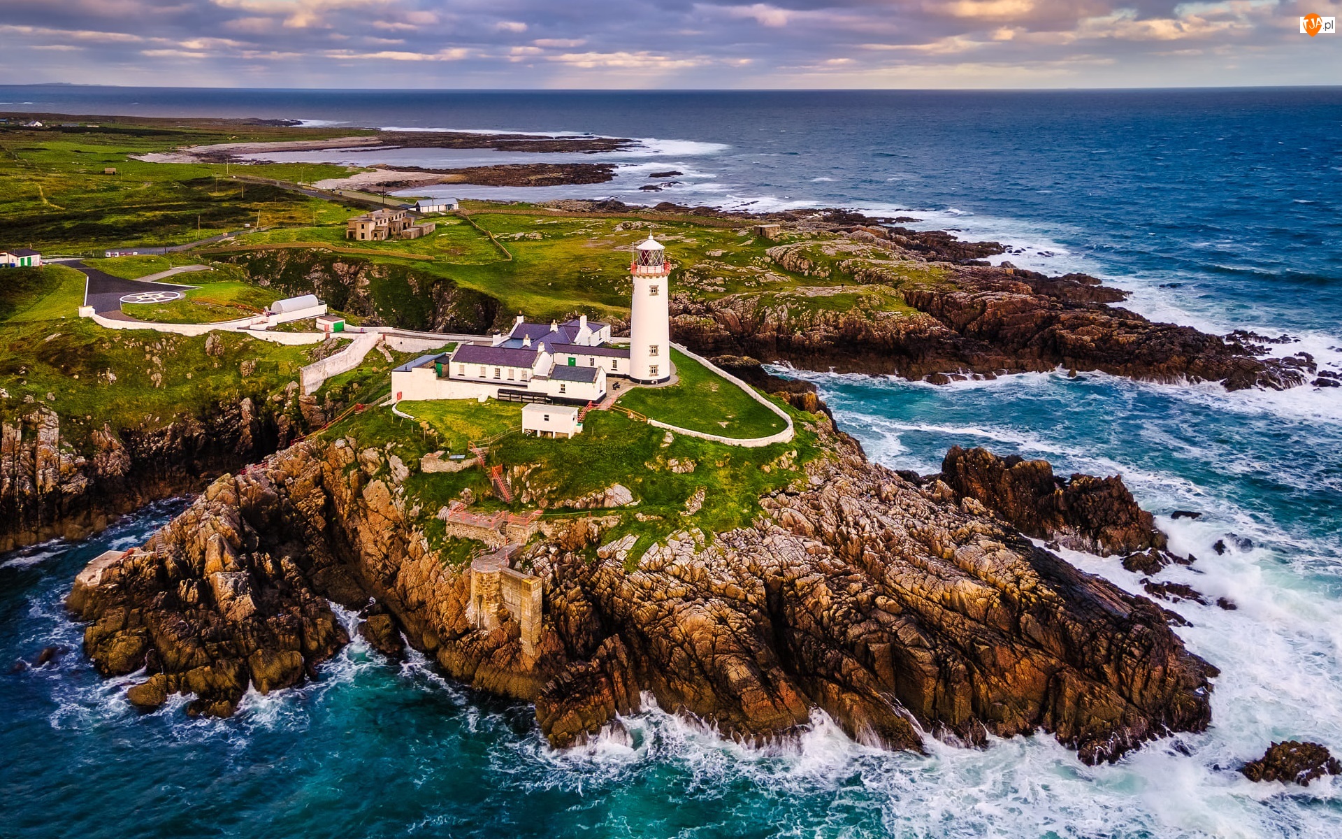 Latarnia morska, Fanad Head Lighthouse, Irlandia Północna, Morze, Portsalon, Chmury, Skały