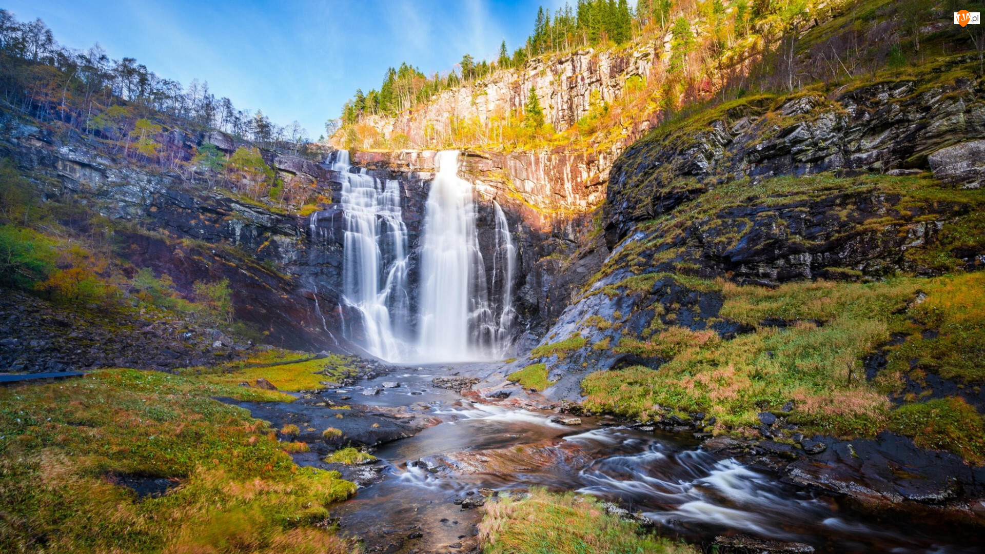 Norwegia, Wodospad, Granvin, Chmury, Drzewa, Skjervsfossen Waterfall, Rzeka, Skały, Rośliny