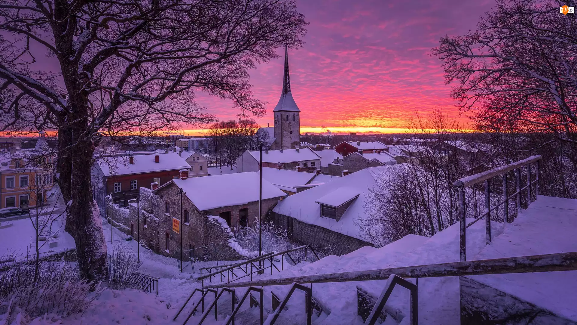 Domy, Kościół, Estonia, Zima, Miasto Rakvere, Zachód słońca, Drzewa