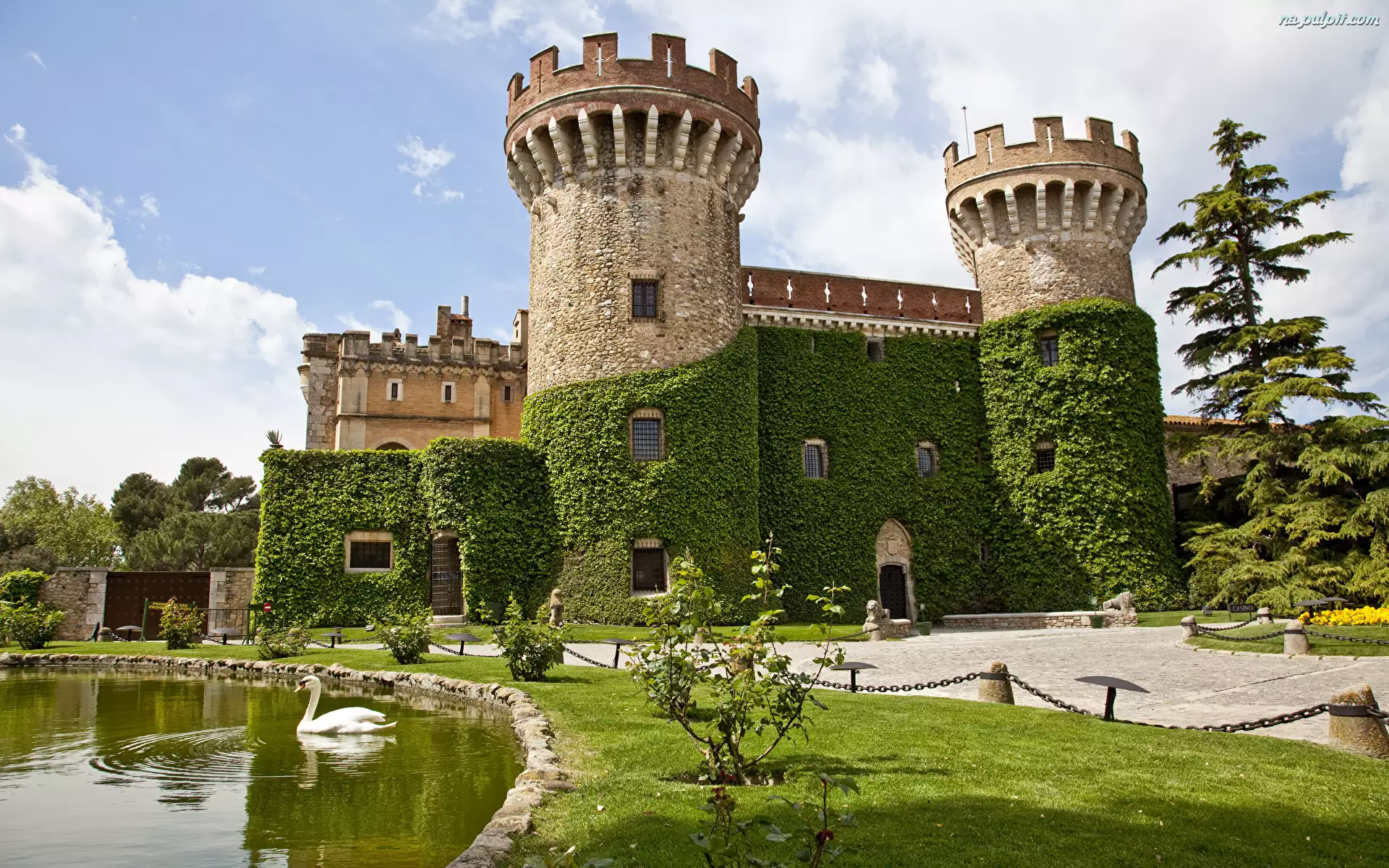 Park, Zamek, Chmury, Trawa, Katalonia, Łabędź, Peralada Castle, Wieże, Region Girona, Drzewa, Hiszpania, Staw, Baszty